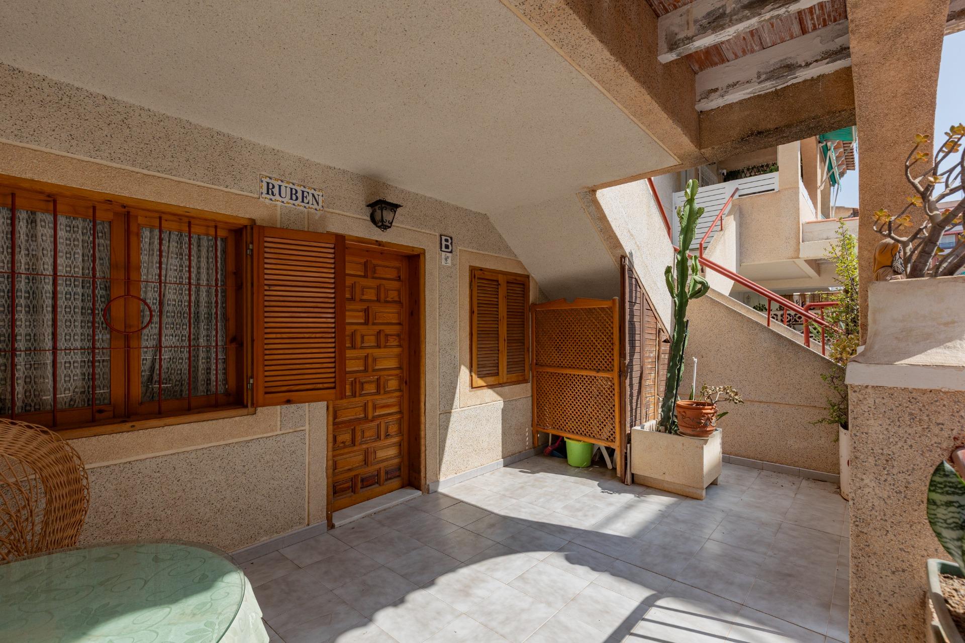 Přízemní apartmán s prostornou terasou blízko pláže – Torrevieja