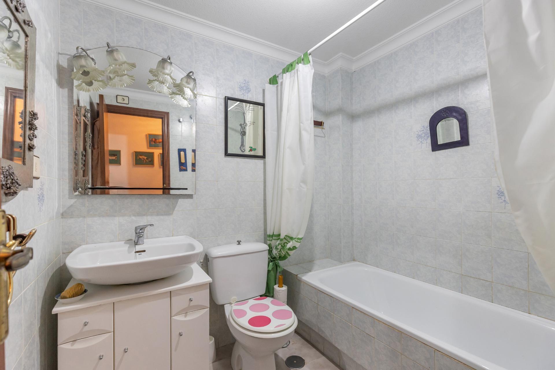 Přízemní apartmán s prostornou terasou blízko pláže – Torrevieja