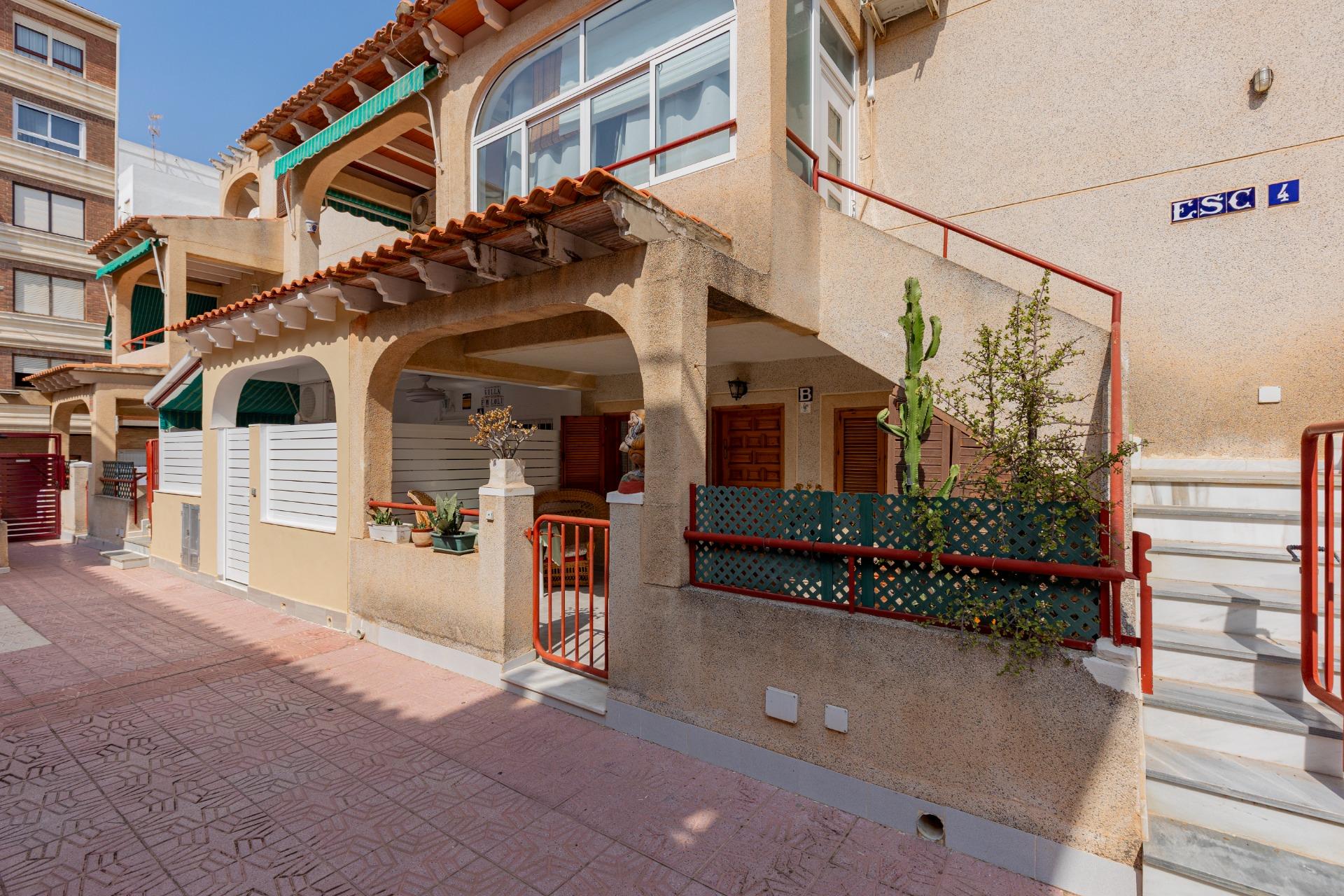 Přízemní apartmán s prostornou terasou blízko pláže – Torrevieja