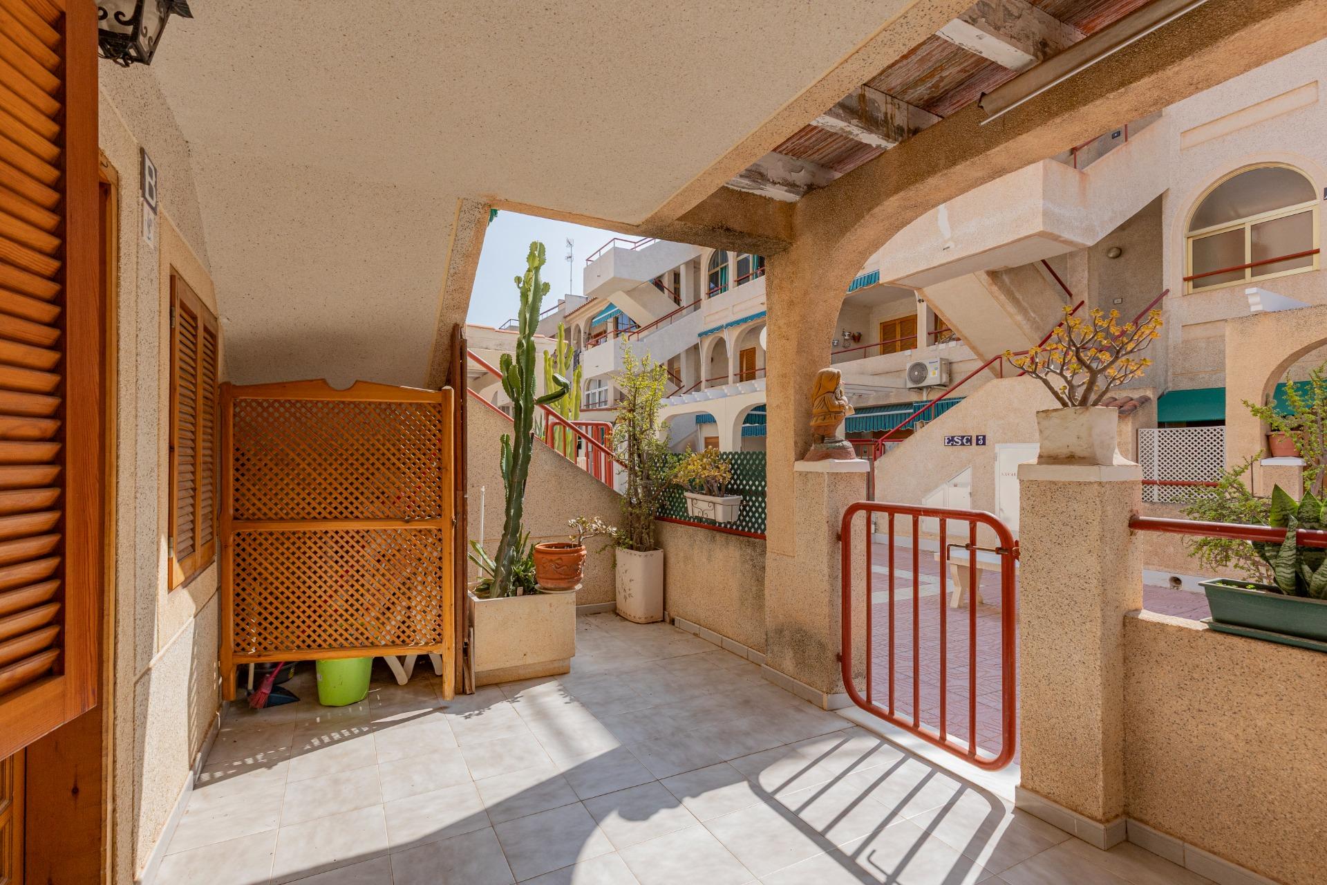 Přízemní apartmán s prostornou terasou blízko pláže – Torrevieja