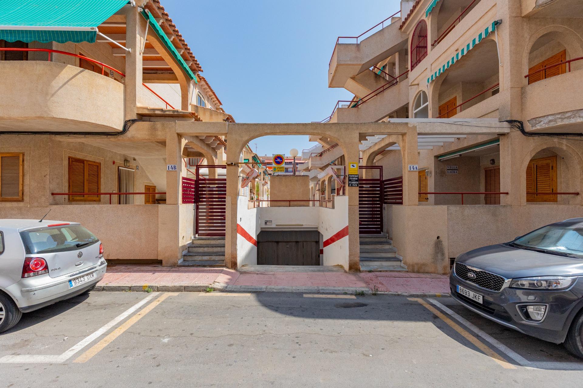 Přízemní apartmán s prostornou terasou blízko pláže – Torrevieja