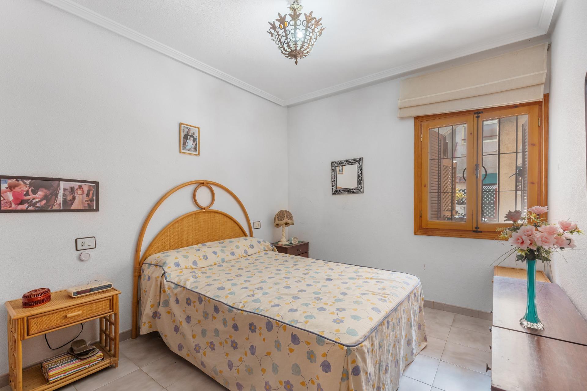 Přízemní apartmán s prostornou terasou blízko pláže – Torrevieja
