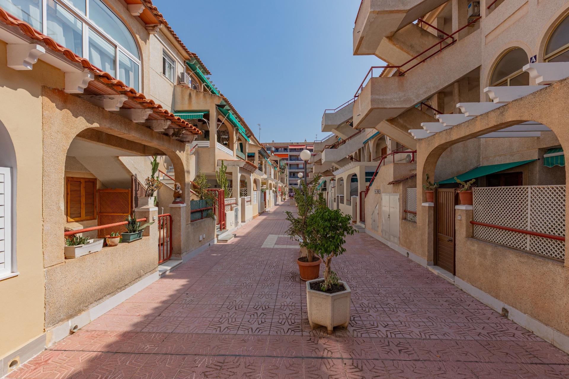 Přízemní apartmán s prostornou terasou blízko pláže – Torrevieja