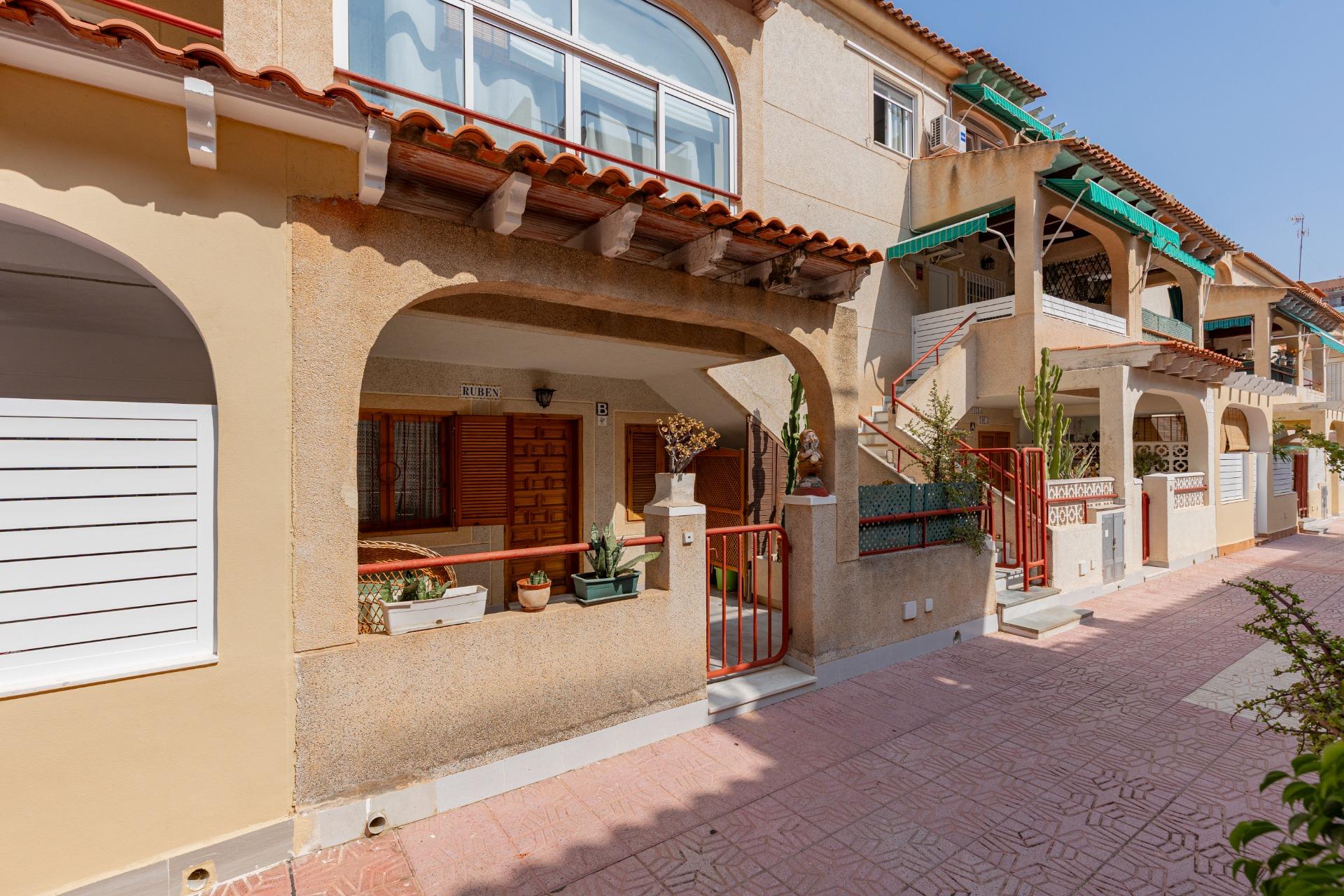Přízemní apartmán s prostornou terasou blízko pláže – Torrevieja