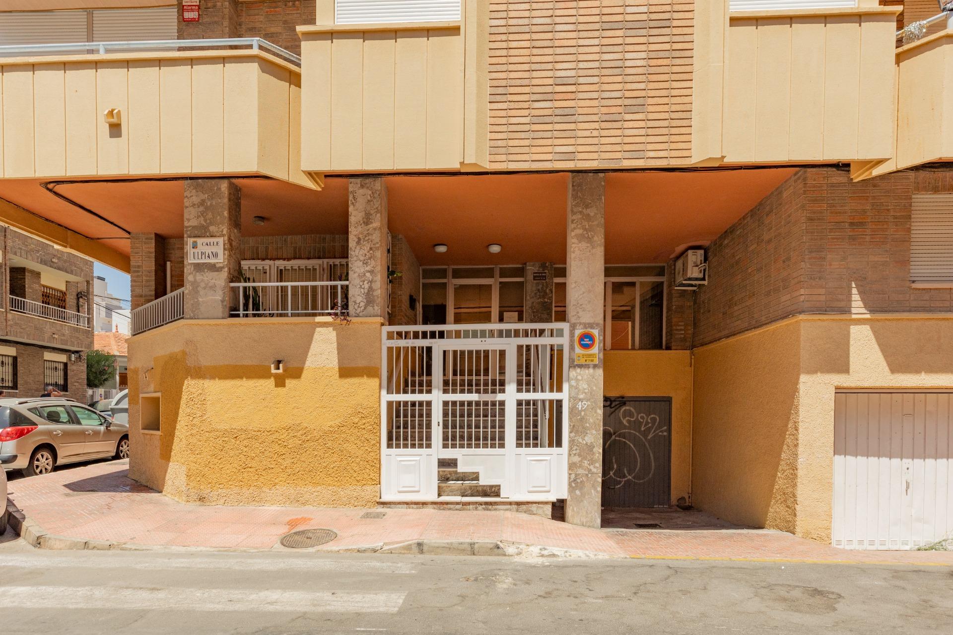 AMPLIO PISO DE 3 DORMITORIOS CON TERRAZA Y GARAJE – A 250 M DE PLAYA DEL CURA, TORREVIEJA