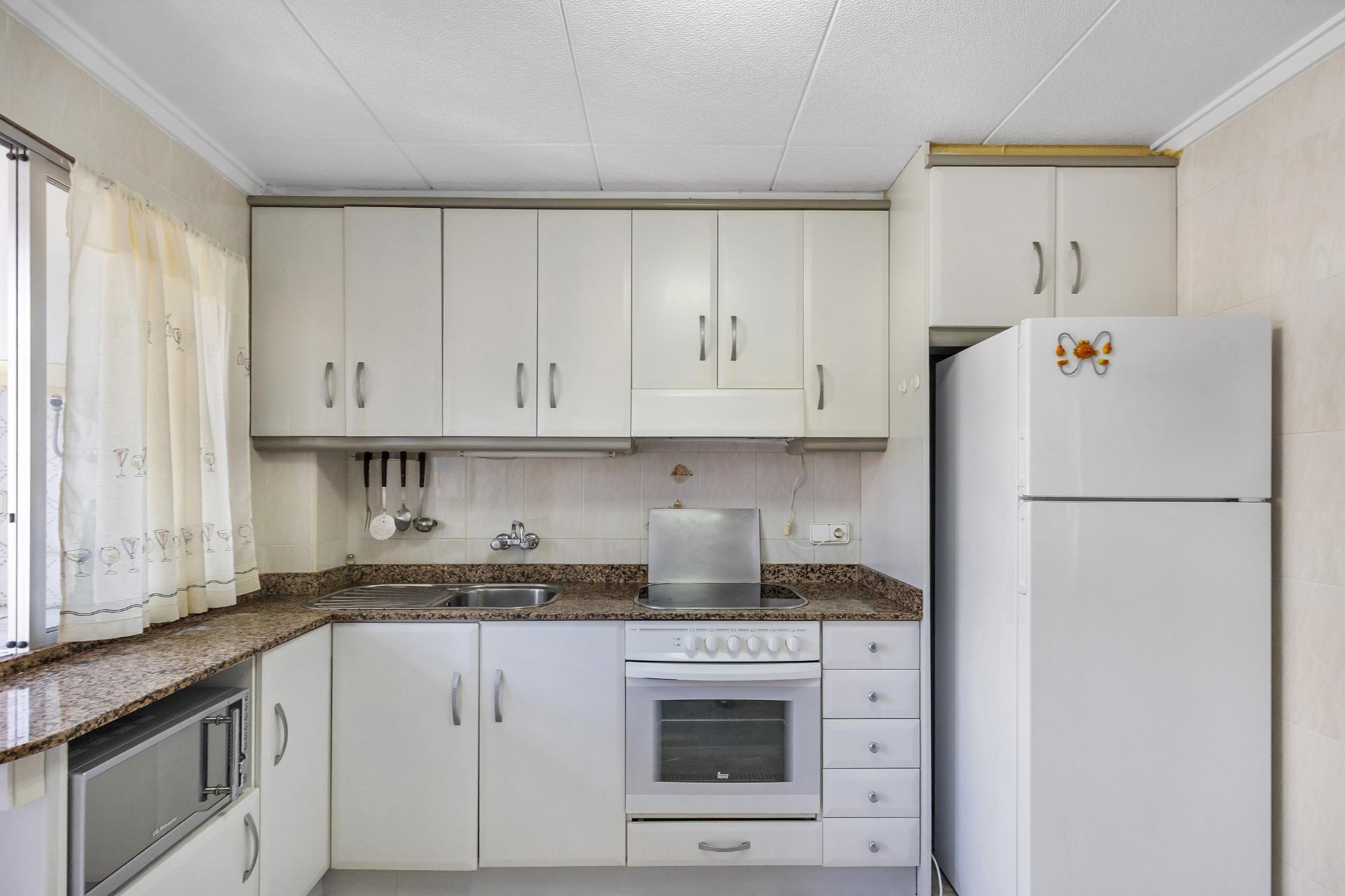 AMPLIO PISO DE 3 DORMITORIOS CON TERRAZA Y GARAJE – A 250 M DE PLAYA DEL CURA, TORREVIEJA