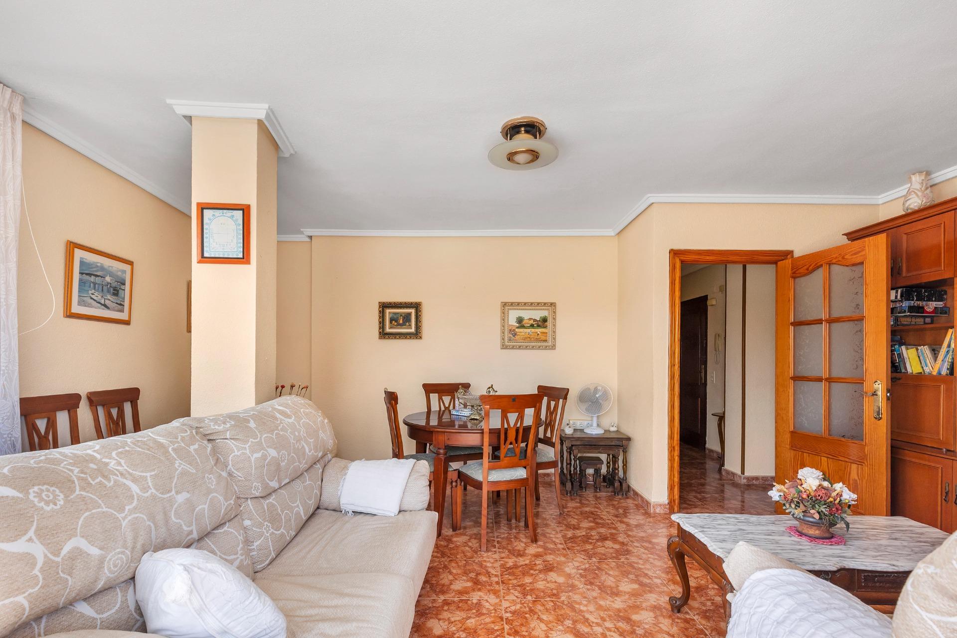 AMPLIO PISO DE 3 DORMITORIOS CON TERRAZA Y GARAJE – A 250 M DE PLAYA DEL CURA, TORREVIEJA