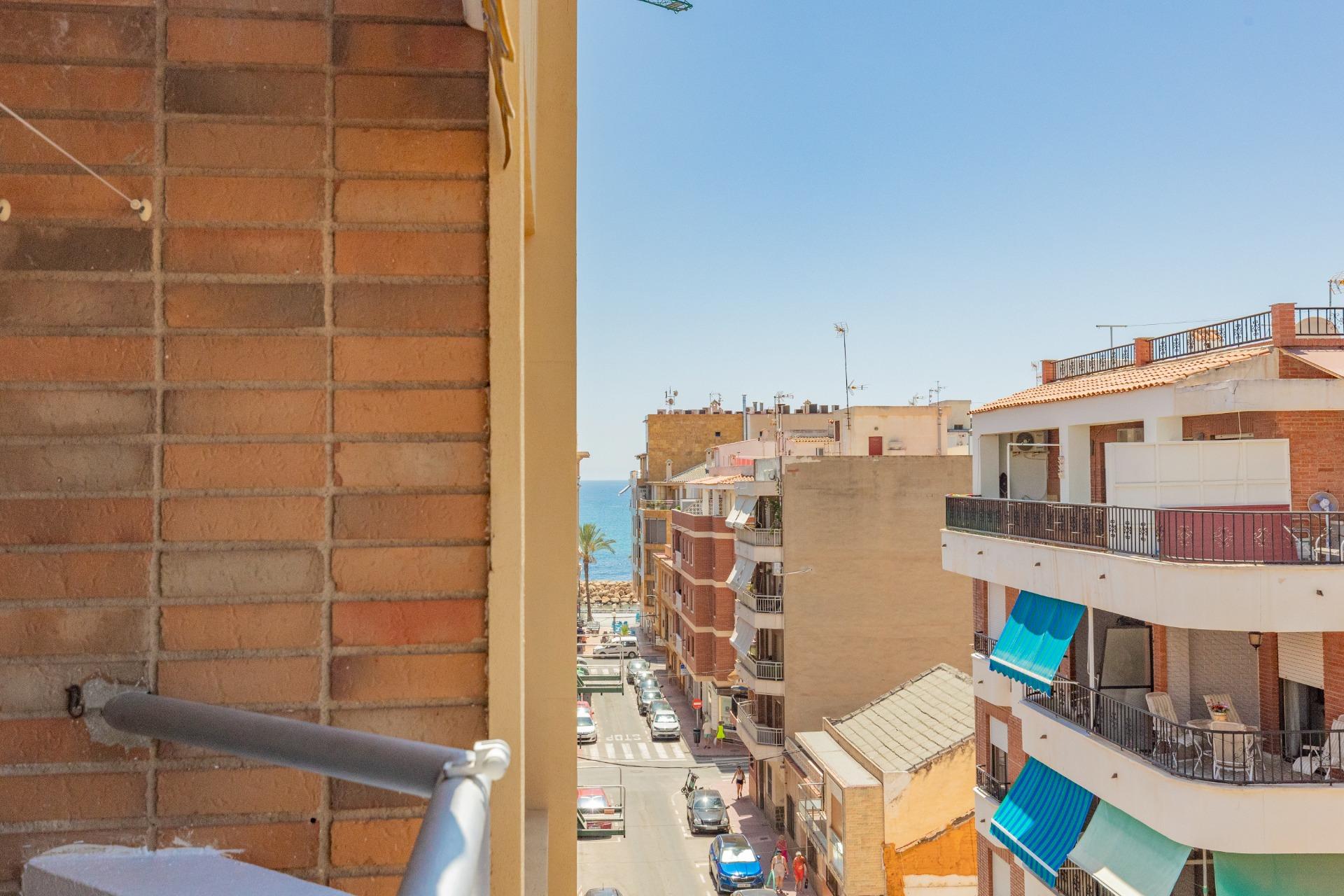 AMPLIO PISO DE 3 DORMITORIOS CON TERRAZA Y GARAJE – A 250 M DE PLAYA DEL CURA, TORREVIEJA