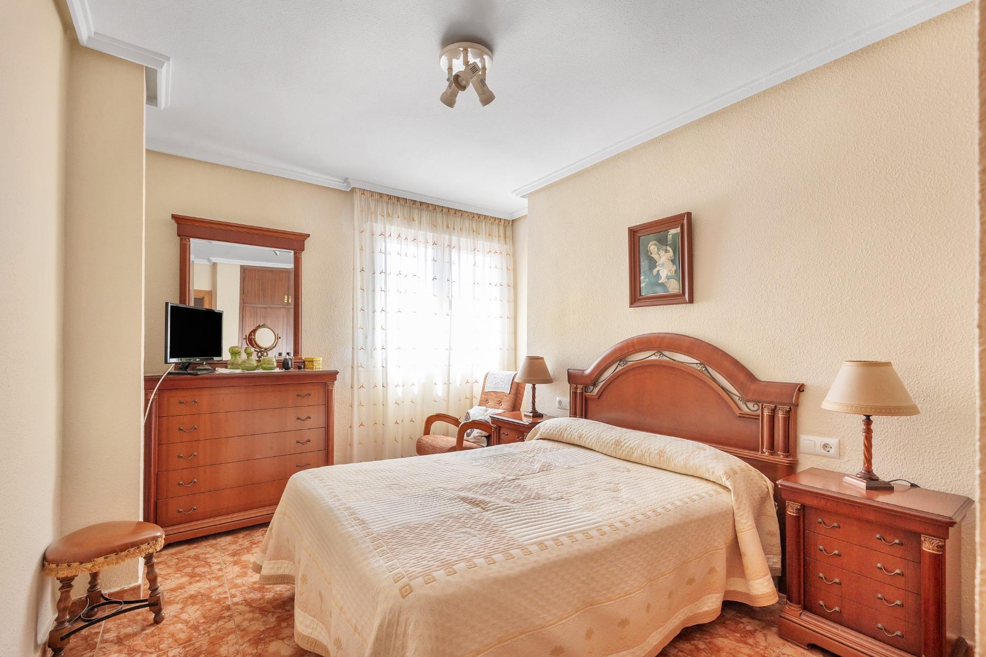 AMPLIO PISO DE 3 DORMITORIOS CON TERRAZA Y GARAJE – A 250 M DE PLAYA DEL CURA, TORREVIEJA