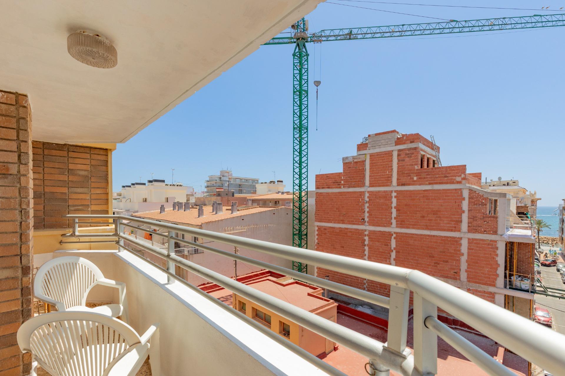 AMPLIO PISO DE 3 DORMITORIOS CON TERRAZA Y GARAJE – A 250 M DE PLAYA DEL CURA, TORREVIEJA
