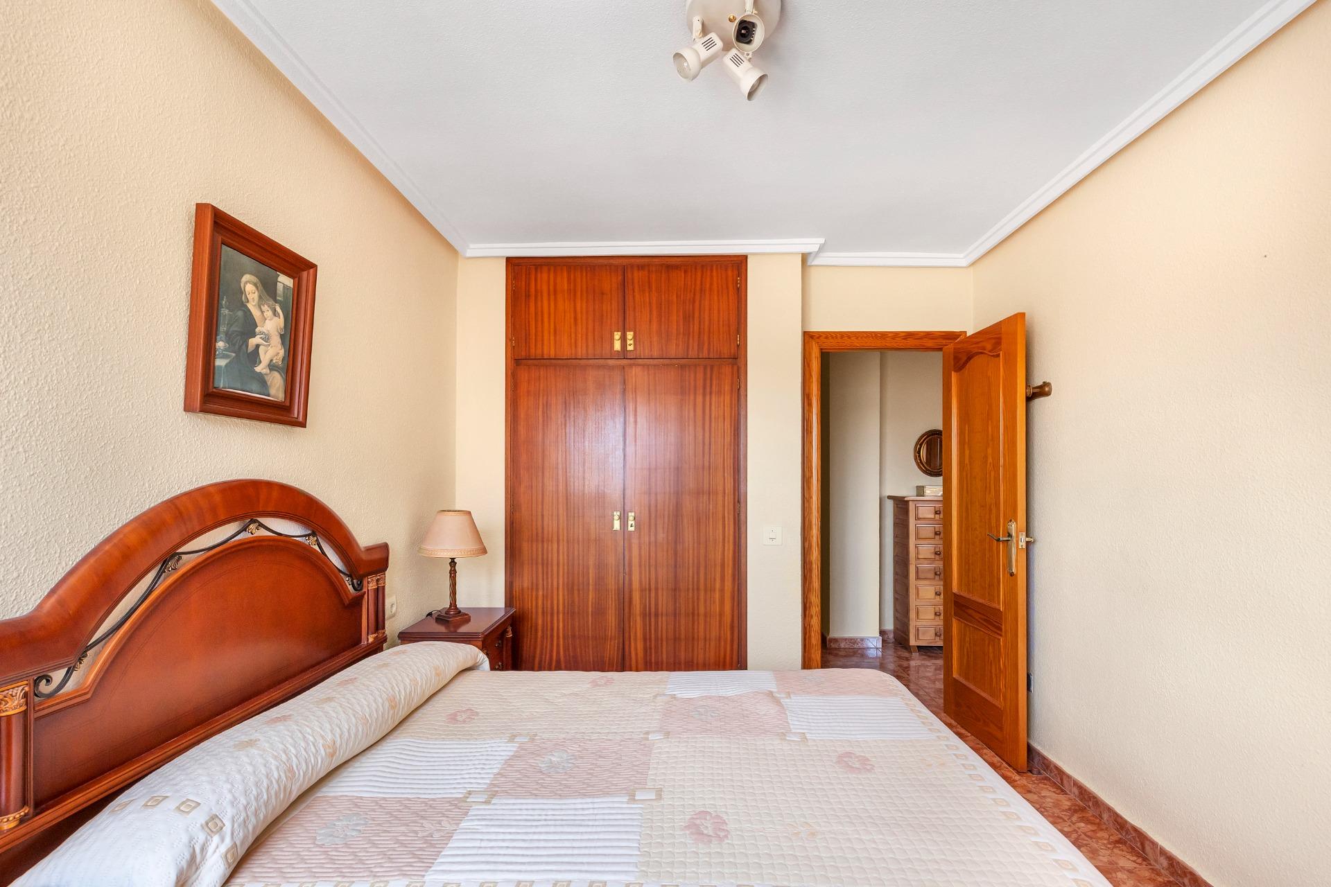 AMPLIO PISO DE 3 DORMITORIOS CON TERRAZA Y GARAJE – A 250 M DE PLAYA DEL CURA, TORREVIEJA
