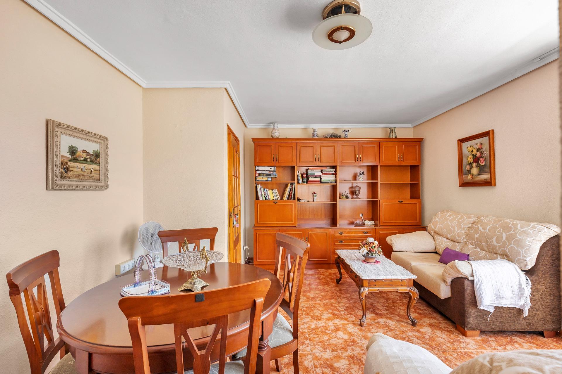 AMPLIO PISO DE 3 DORMITORIOS CON TERRAZA Y GARAJE – A 250 M DE PLAYA DEL CURA, TORREVIEJA