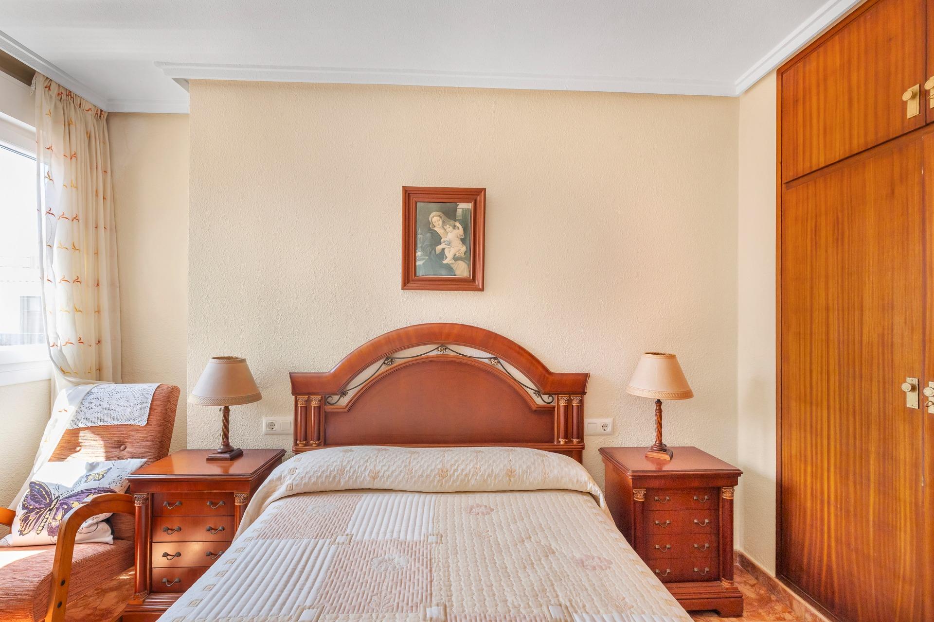 AMPLIO PISO DE 3 DORMITORIOS CON TERRAZA Y GARAJE – A 250 M DE PLAYA DEL CURA, TORREVIEJA
