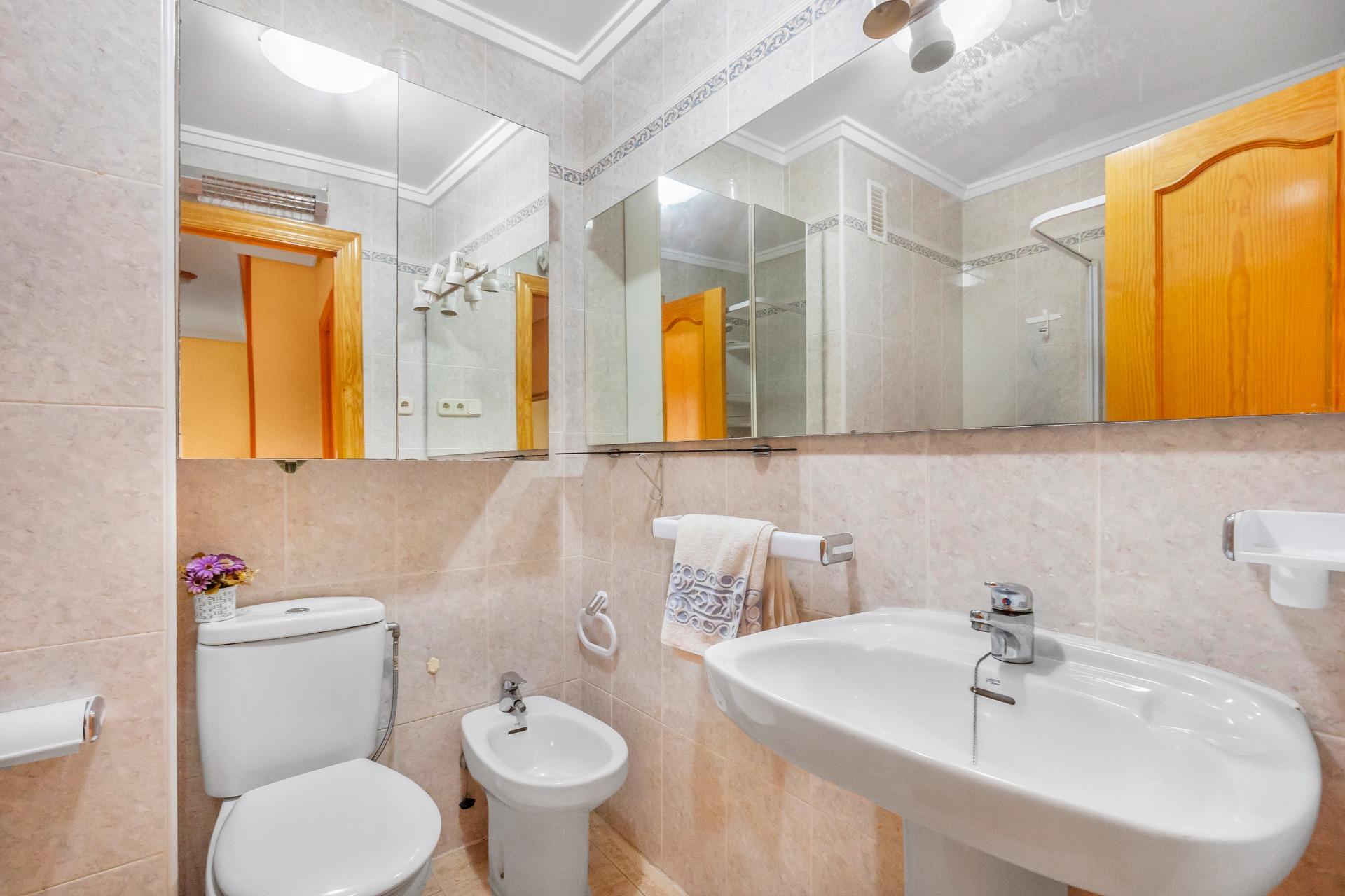 AMPLIO PISO DE 3 DORMITORIOS CON TERRAZA Y GARAJE – A 250 M DE PLAYA DEL CURA, TORREVIEJA