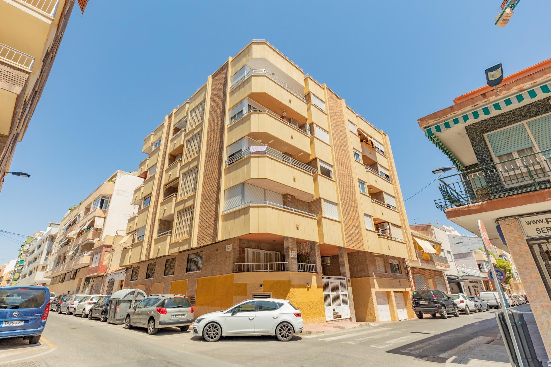 AMPLIO PISO DE 3 DORMITORIOS CON TERRAZA Y GARAJE – A 250 M DE PLAYA DEL CURA, TORREVIEJA