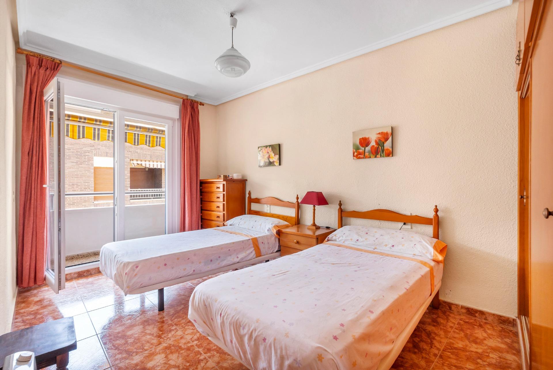 AMPLIO PISO DE 3 DORMITORIOS CON TERRAZA Y GARAJE – A 250 M DE PLAYA DEL CURA, TORREVIEJA