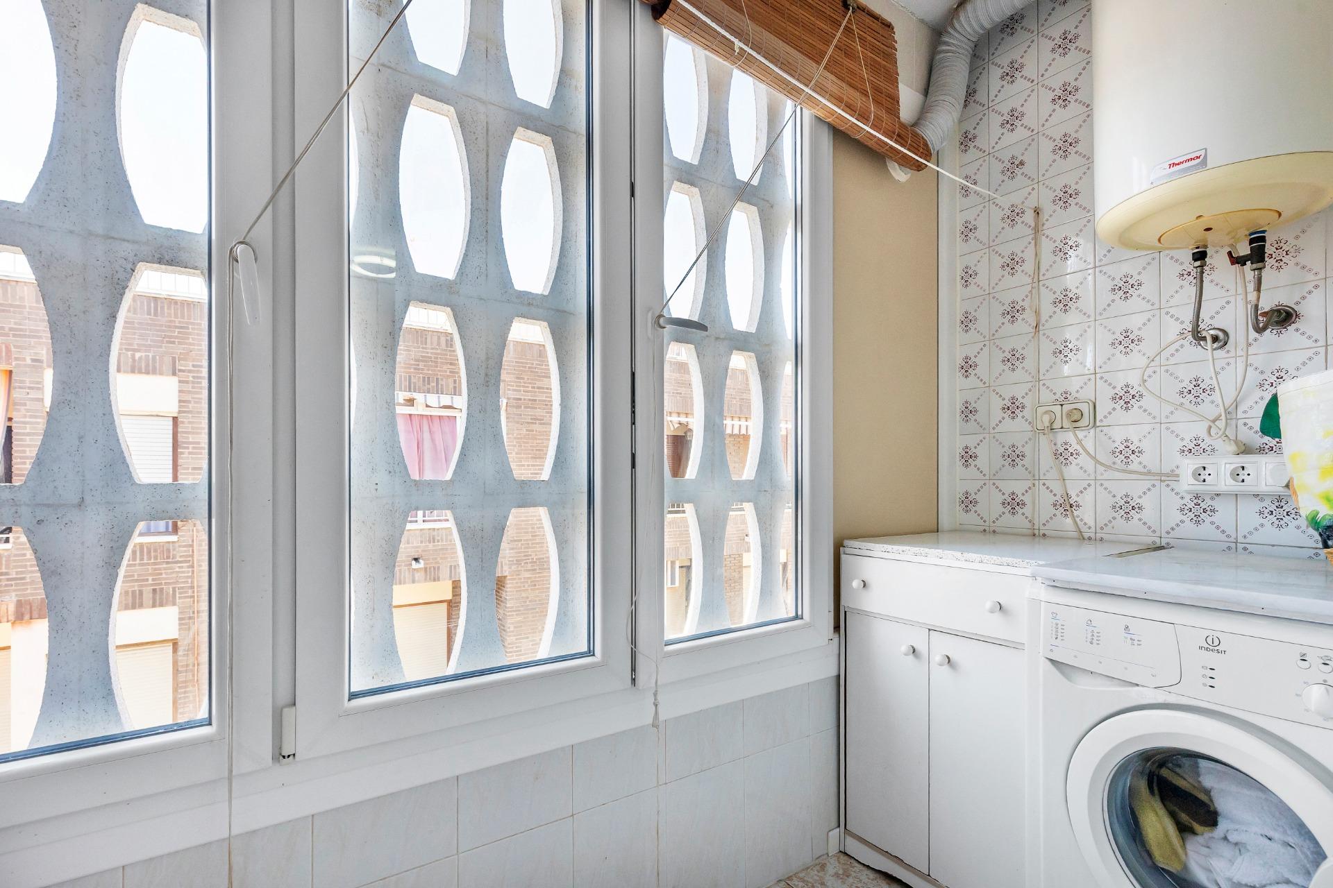 AMPLIO PISO DE 3 DORMITORIOS CON TERRAZA Y GARAJE – A 250 M DE PLAYA DEL CURA, TORREVIEJA