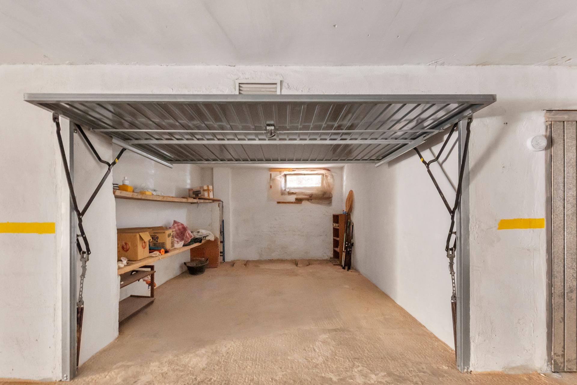 AMPLIO PISO DE 3 DORMITORIOS CON TERRAZA Y GARAJE – A 250 M DE PLAYA DEL CURA, TORREVIEJA