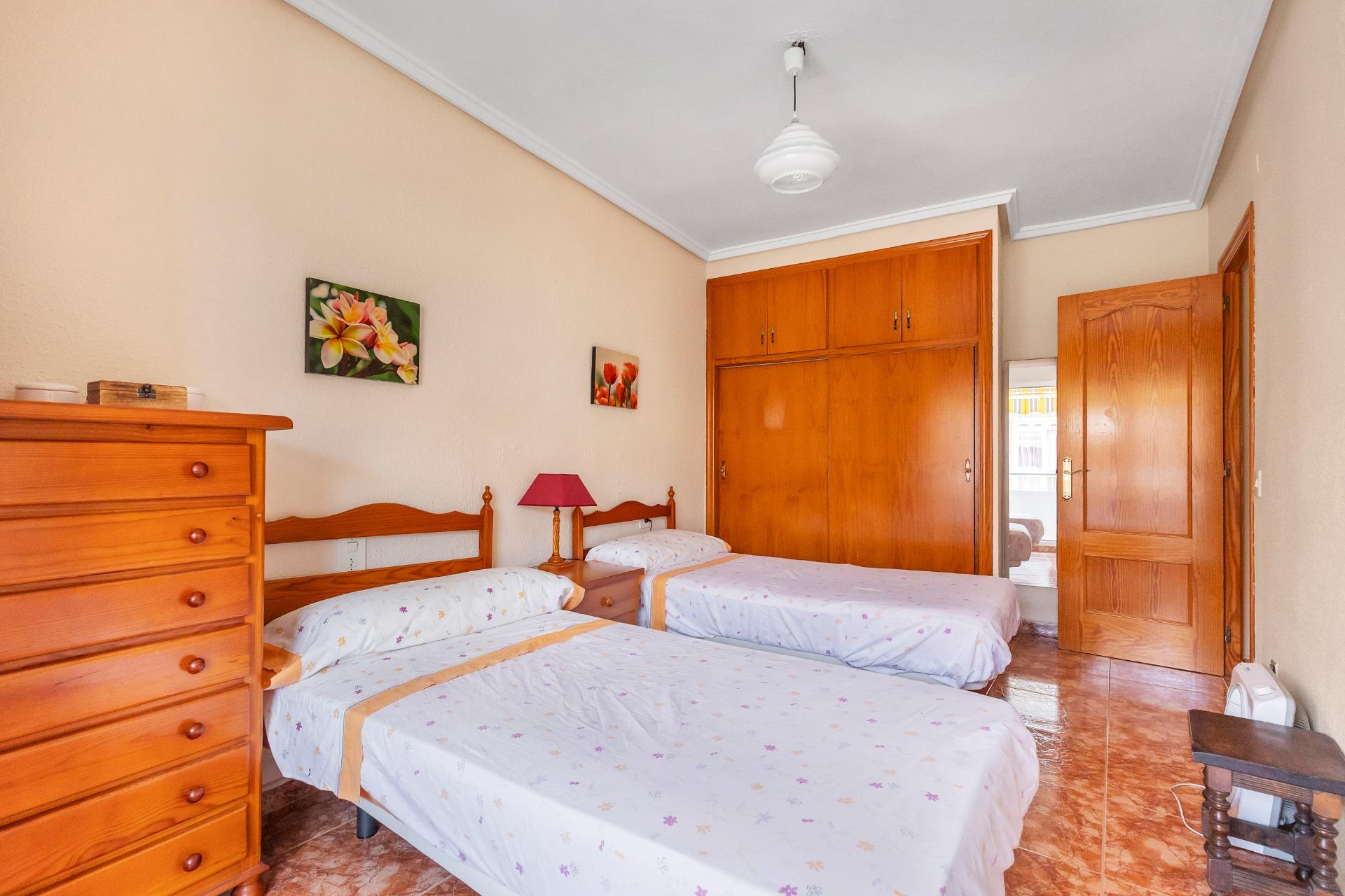 AMPLIO PISO DE 3 DORMITORIOS CON TERRAZA Y GARAJE – A 250 M DE PLAYA DEL CURA, TORREVIEJA