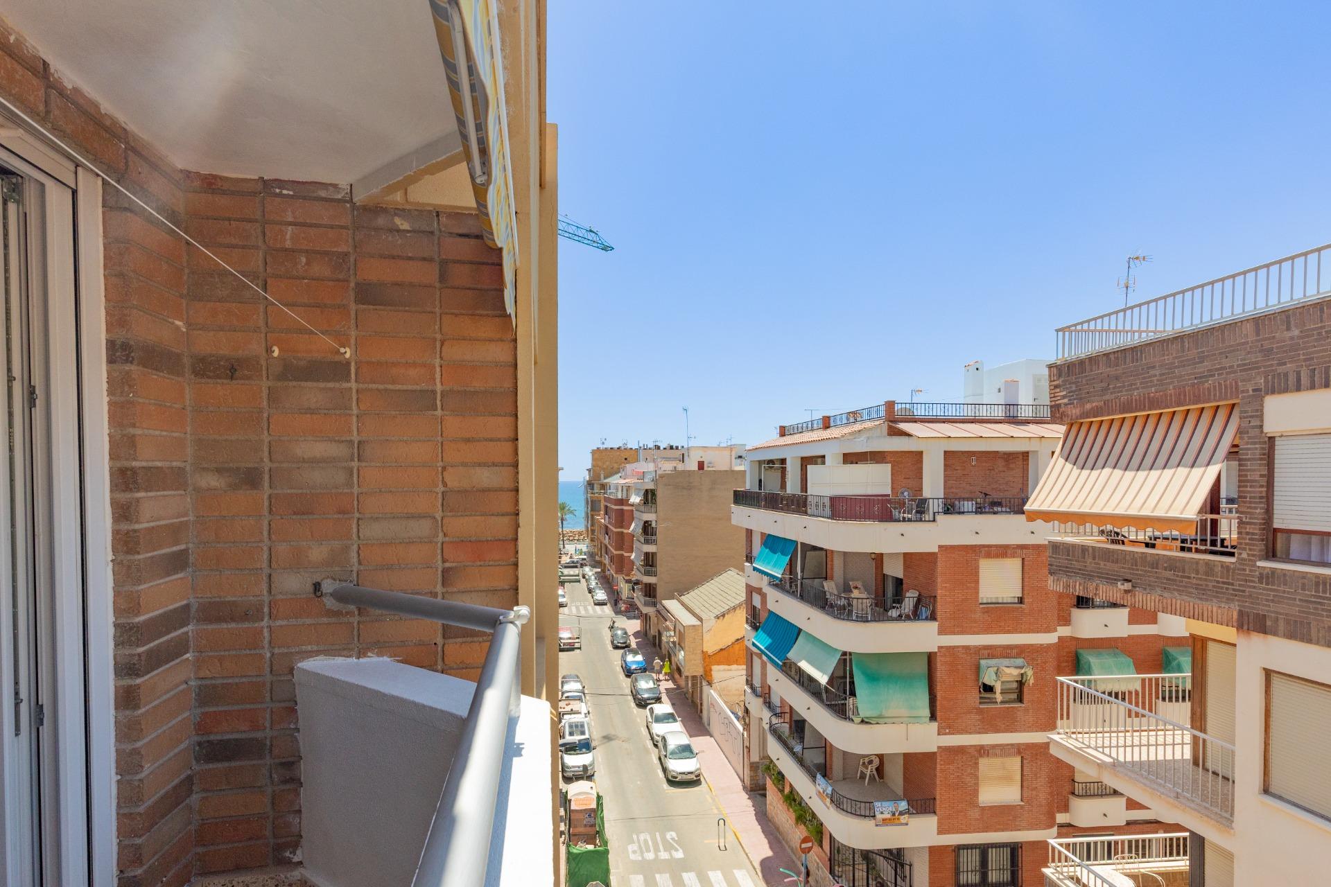 AMPLIO PISO DE 3 DORMITORIOS CON TERRAZA Y GARAJE – A 250 M DE PLAYA DEL CURA, TORREVIEJA
