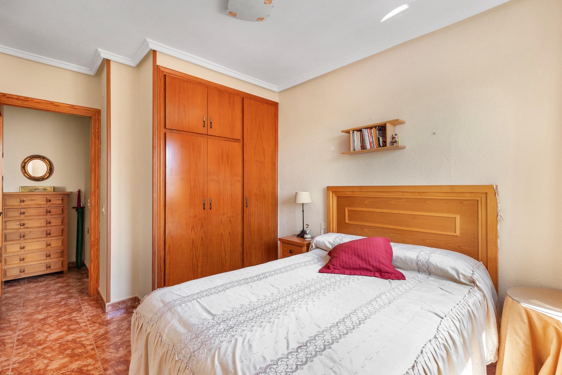 AMPLIO PISO DE 3 DORMITORIOS CON TERRAZA Y GARAJE – A 250 M DE PLAYA DEL CURA, TORREVIEJA
