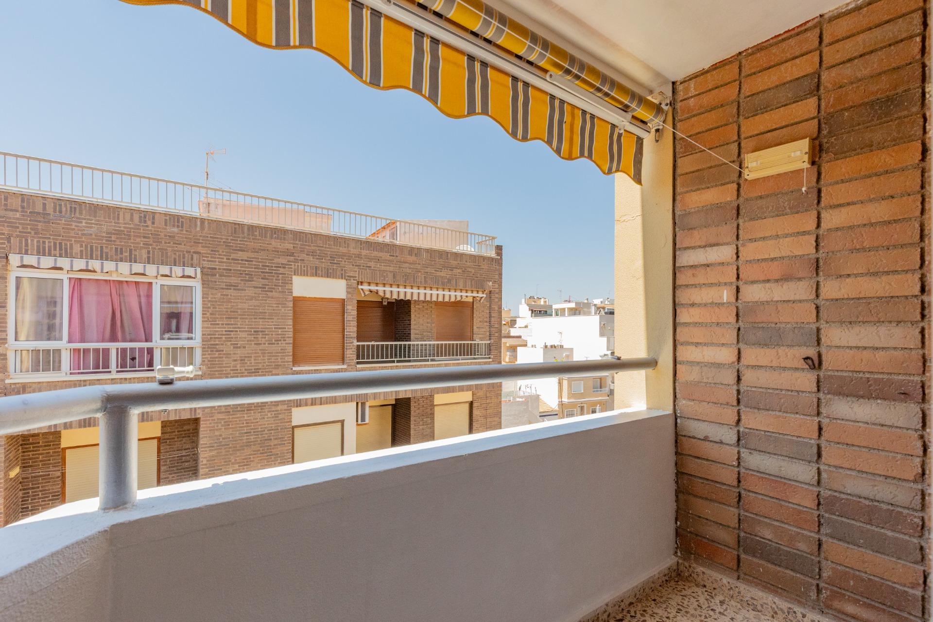 AMPLIO PISO DE 3 DORMITORIOS CON TERRAZA Y GARAJE – A 250 M DE PLAYA DEL CURA, TORREVIEJA