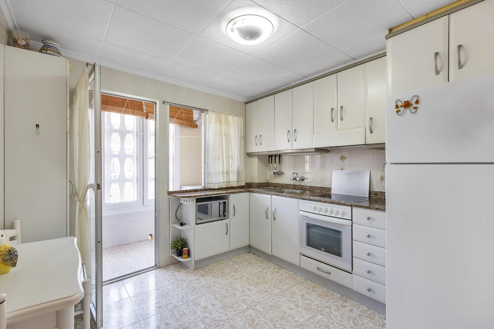 AMPLIO PISO DE 3 DORMITORIOS CON TERRAZA Y GARAJE – A 250 M DE PLAYA DEL CURA, TORREVIEJA