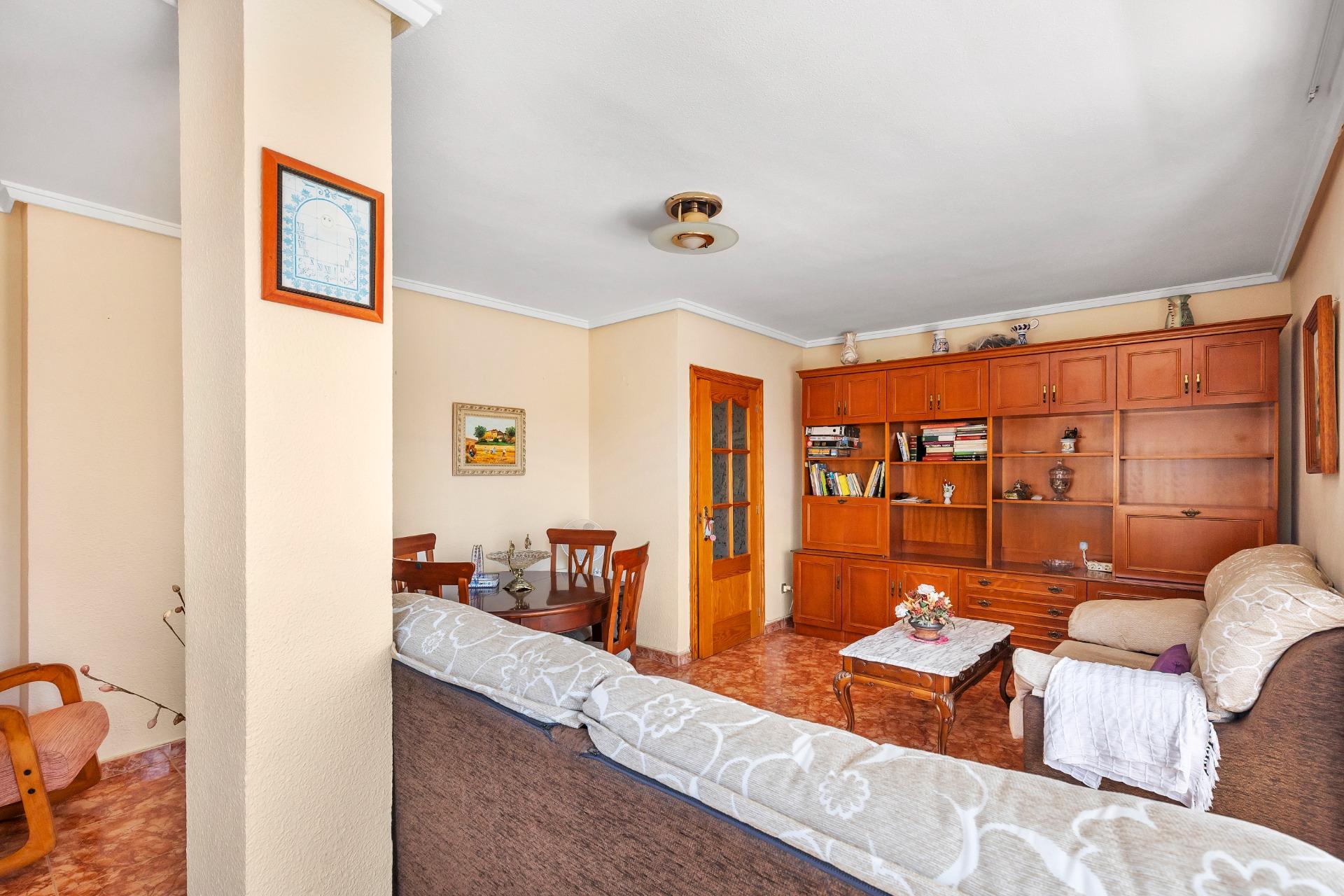 AMPLIO PISO DE 3 DORMITORIOS CON TERRAZA Y GARAJE – A 250 M DE PLAYA DEL CURA, TORREVIEJA