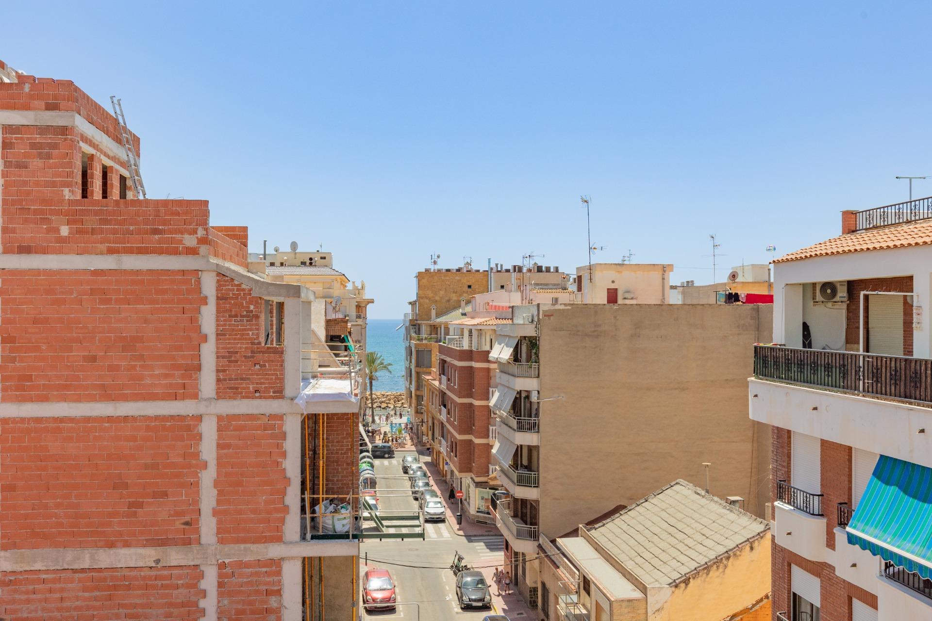 AMPLIO PISO DE 3 DORMITORIOS CON TERRAZA Y GARAJE – A 250 M DE PLAYA DEL CURA, TORREVIEJA