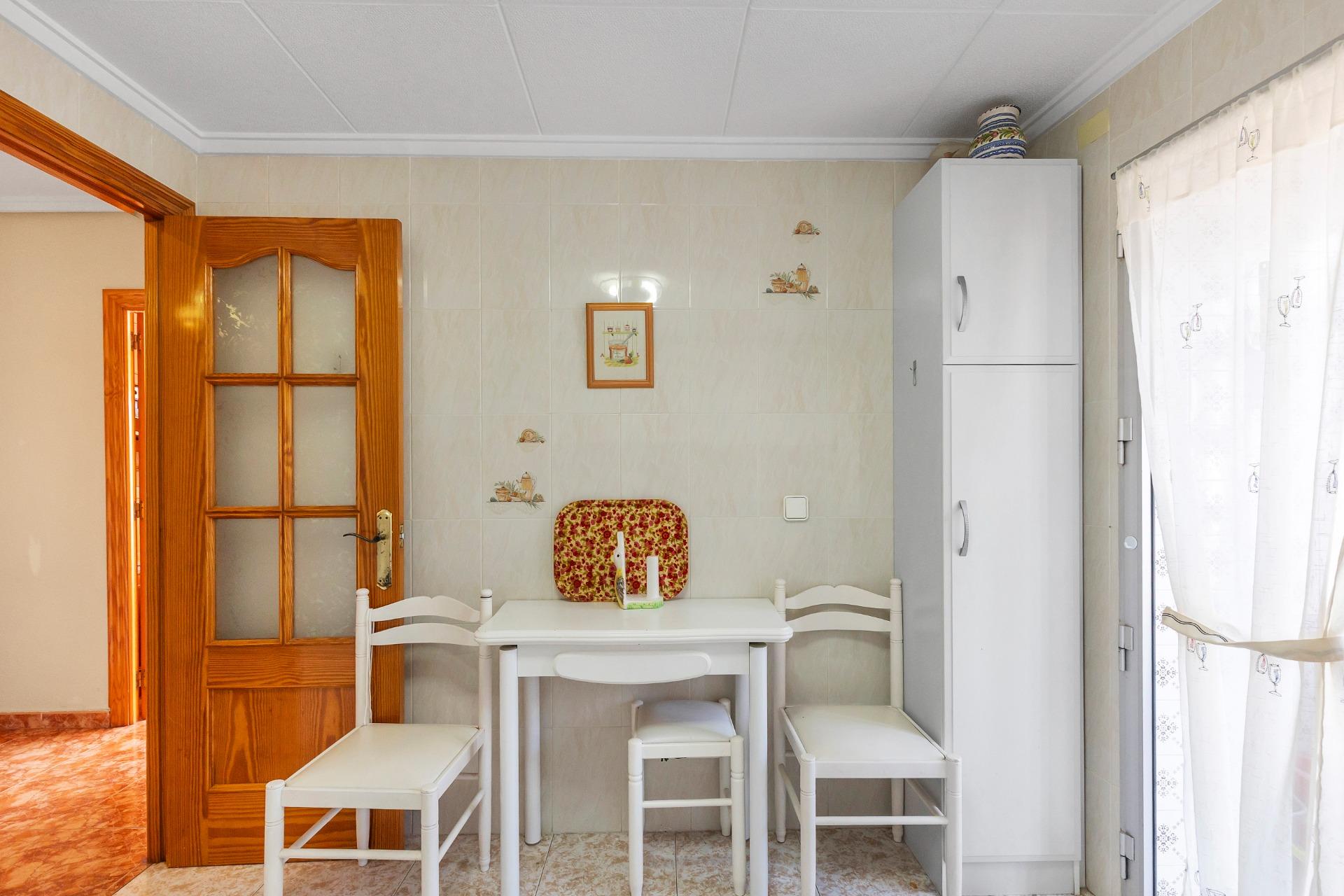 AMPLIO PISO DE 3 DORMITORIOS CON TERRAZA Y GARAJE – A 250 M DE PLAYA DEL CURA, TORREVIEJA