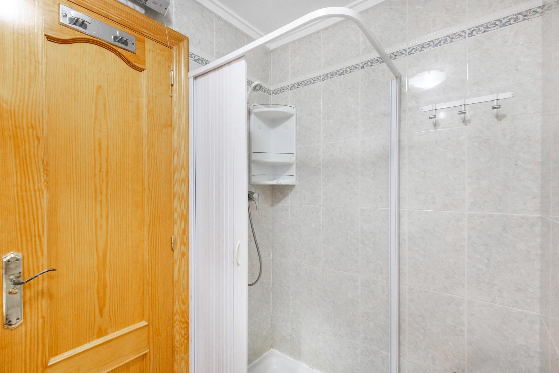 AMPLIO PISO DE 3 DORMITORIOS CON TERRAZA Y GARAJE – A 250 M DE PLAYA DEL CURA, TORREVIEJA