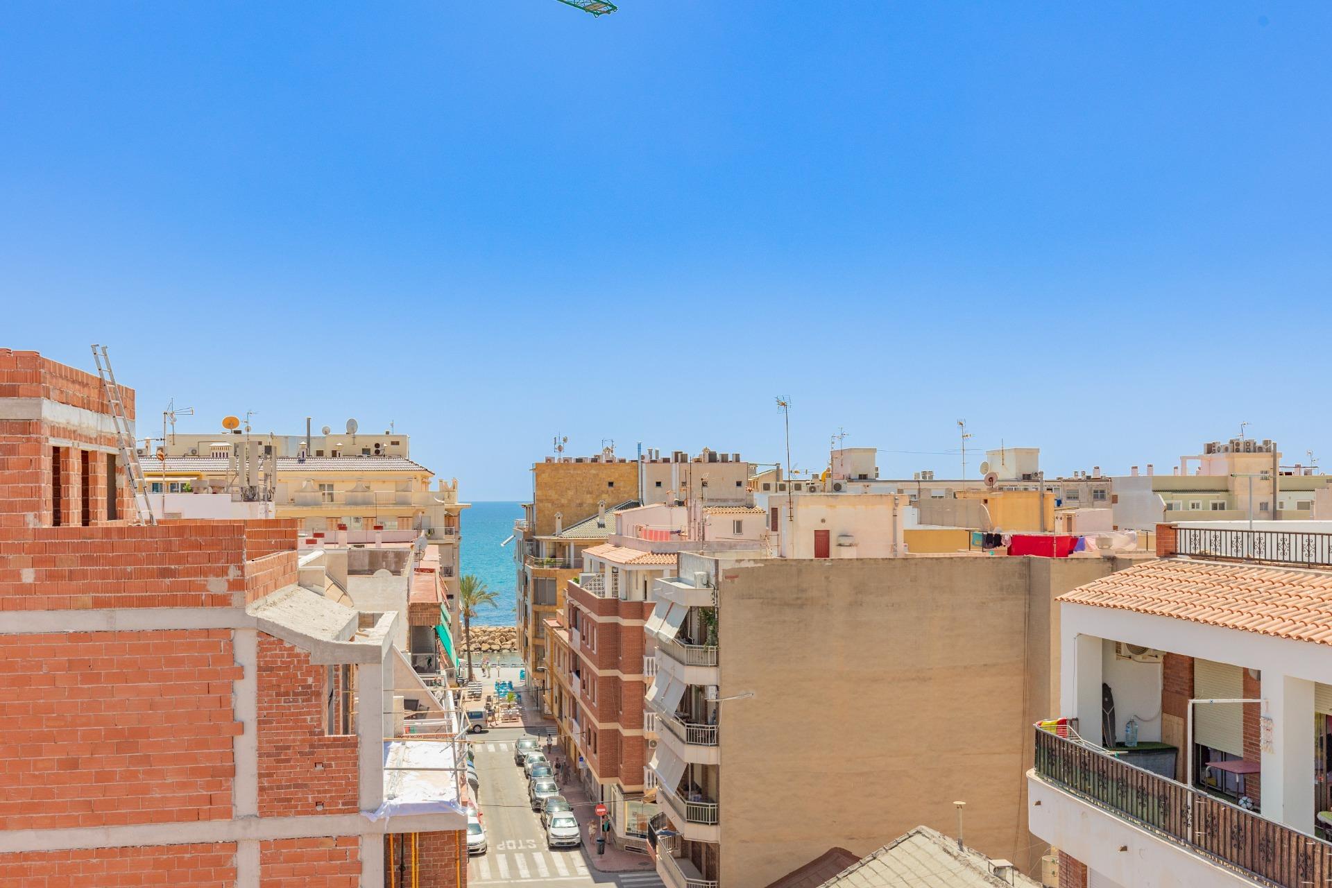 AMPLIO PISO DE 3 DORMITORIOS CON TERRAZA Y GARAJE – A 250 M DE PLAYA DEL CURA, TORREVIEJA