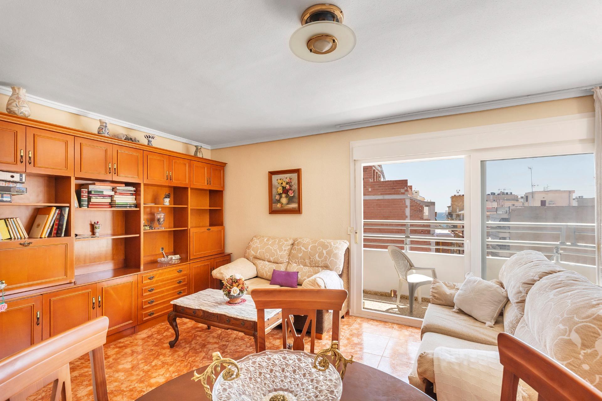 AMPLIO PISO DE 3 DORMITORIOS CON TERRAZA Y GARAJE – A 250 M DE PLAYA DEL CURA, TORREVIEJA