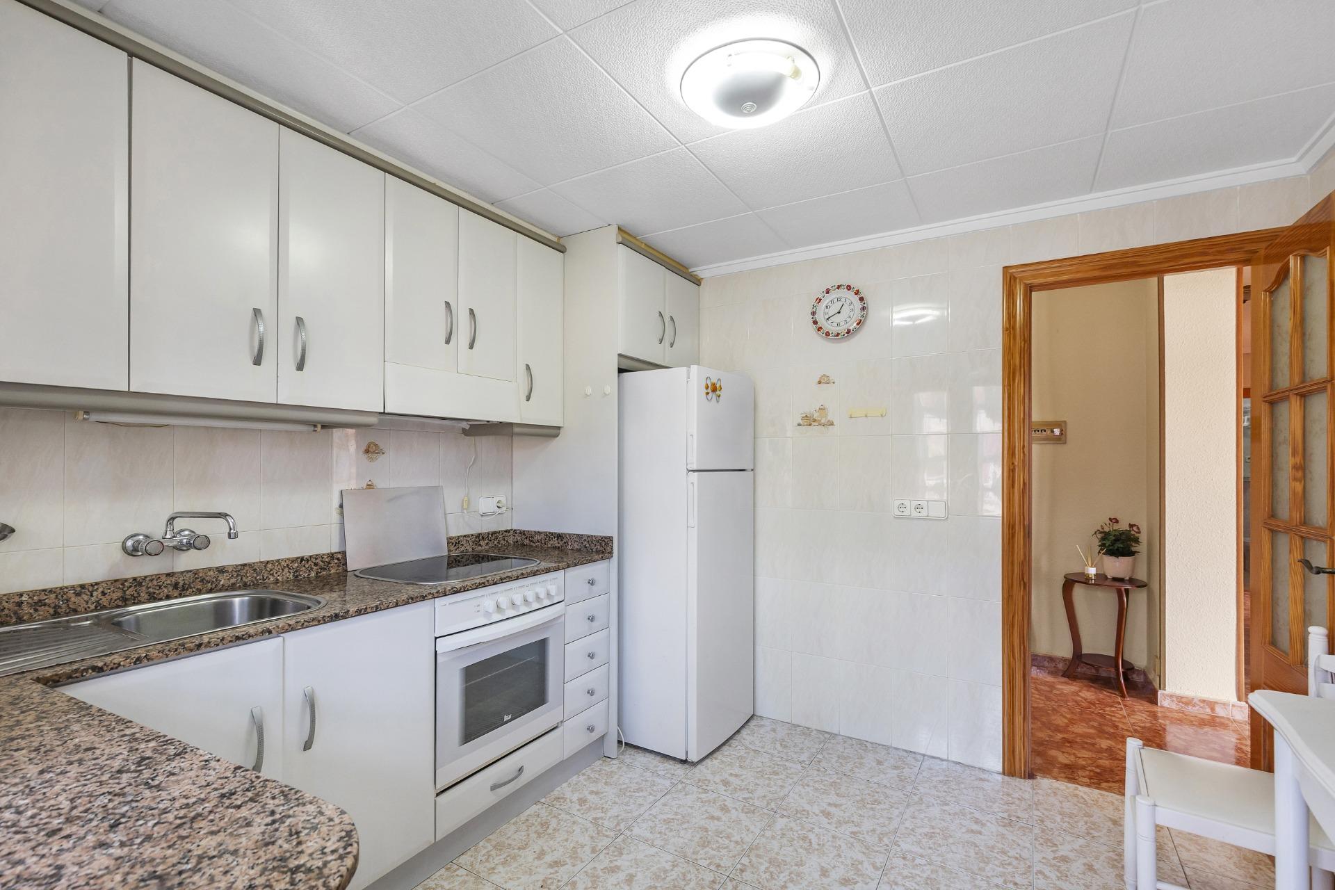 AMPLIO PISO DE 3 DORMITORIOS CON TERRAZA Y GARAJE – A 250 M DE PLAYA DEL CURA, TORREVIEJA