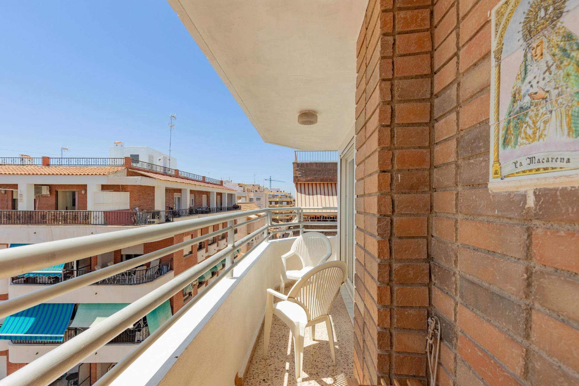 AMPLIO PISO DE 3 DORMITORIOS CON TERRAZA Y GARAJE – A 250 M DE PLAYA DEL CURA, TORREVIEJA