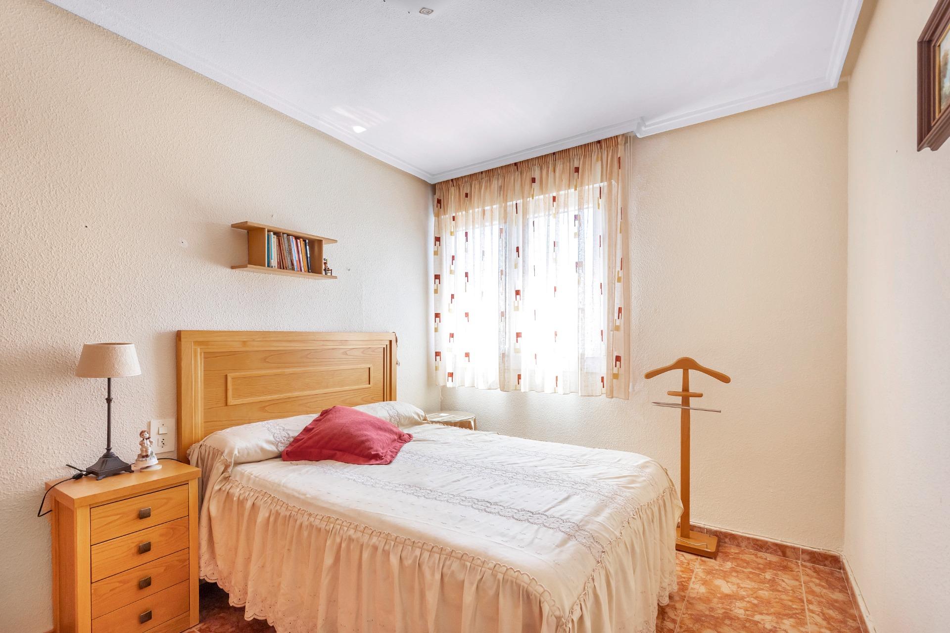 AMPLIO PISO DE 3 DORMITORIOS CON TERRAZA Y GARAJE – A 250 M DE PLAYA DEL CURA, TORREVIEJA