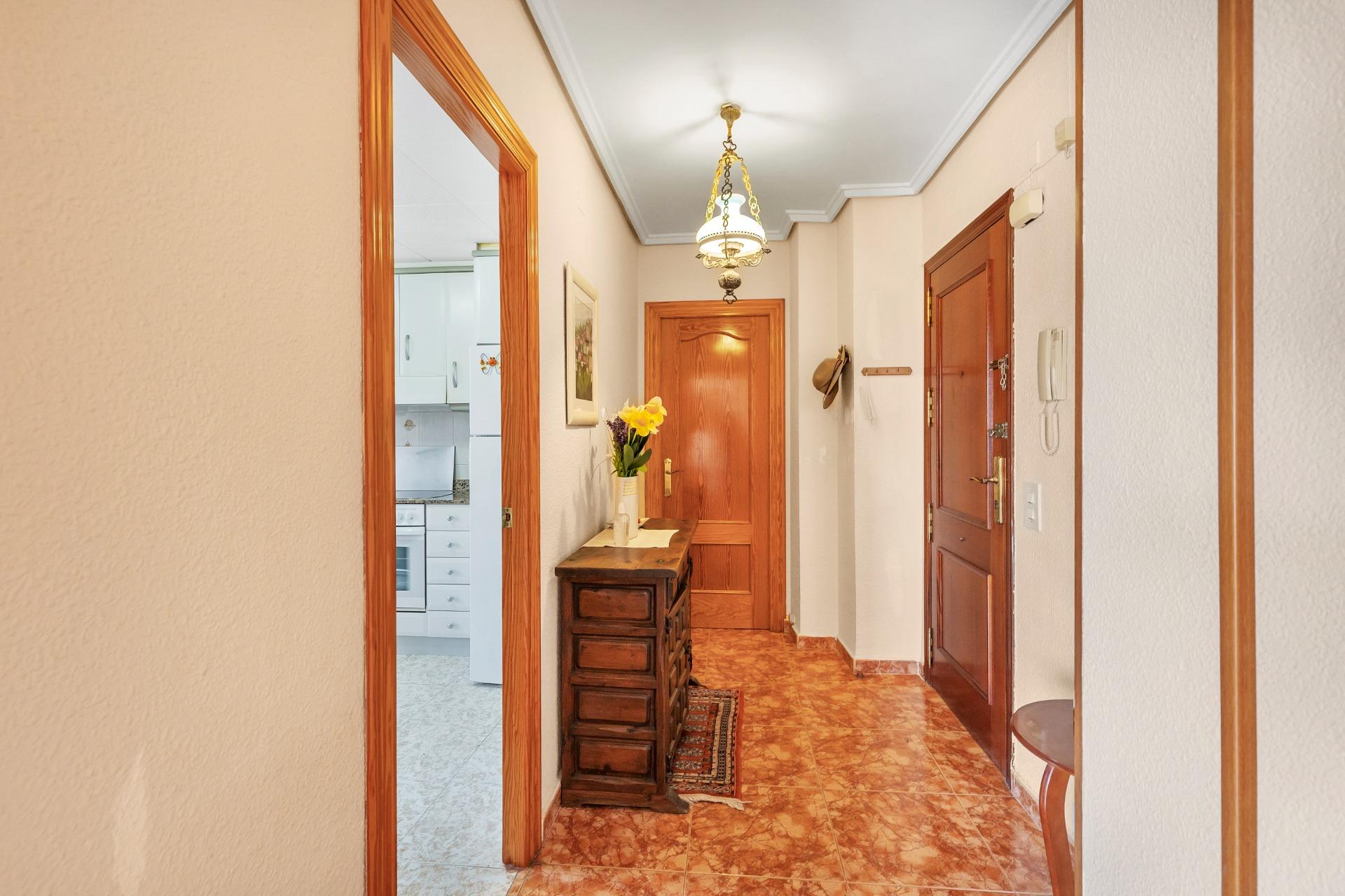AMPLIO PISO DE 3 DORMITORIOS CON TERRAZA Y GARAJE – A 250 M DE PLAYA DEL CURA, TORREVIEJA