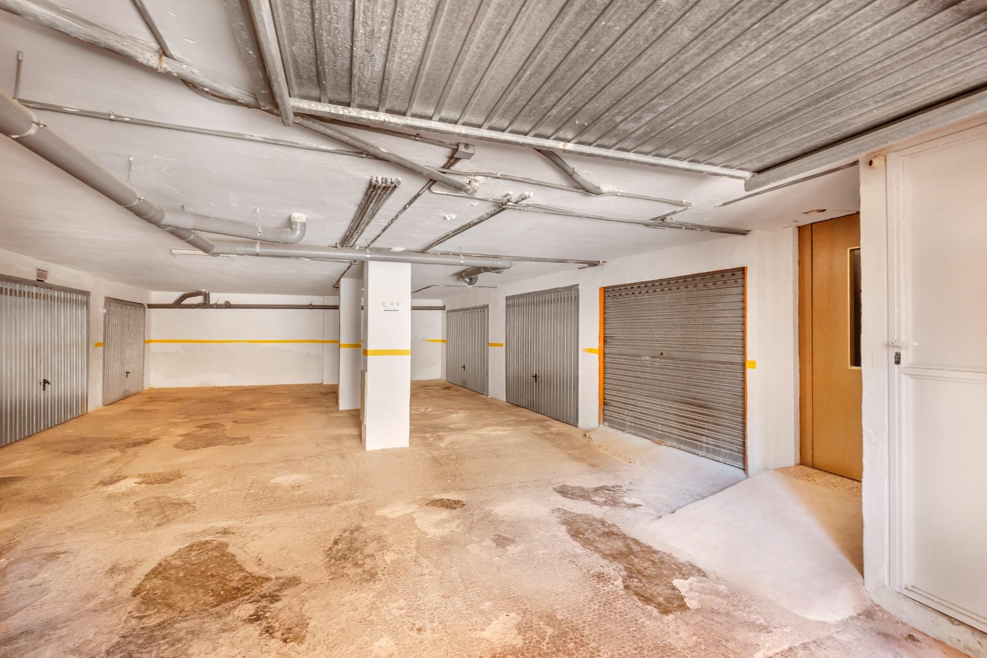 AMPLIO PISO DE 3 DORMITORIOS CON TERRAZA Y GARAJE – A 250 M DE PLAYA DEL CURA, TORREVIEJA