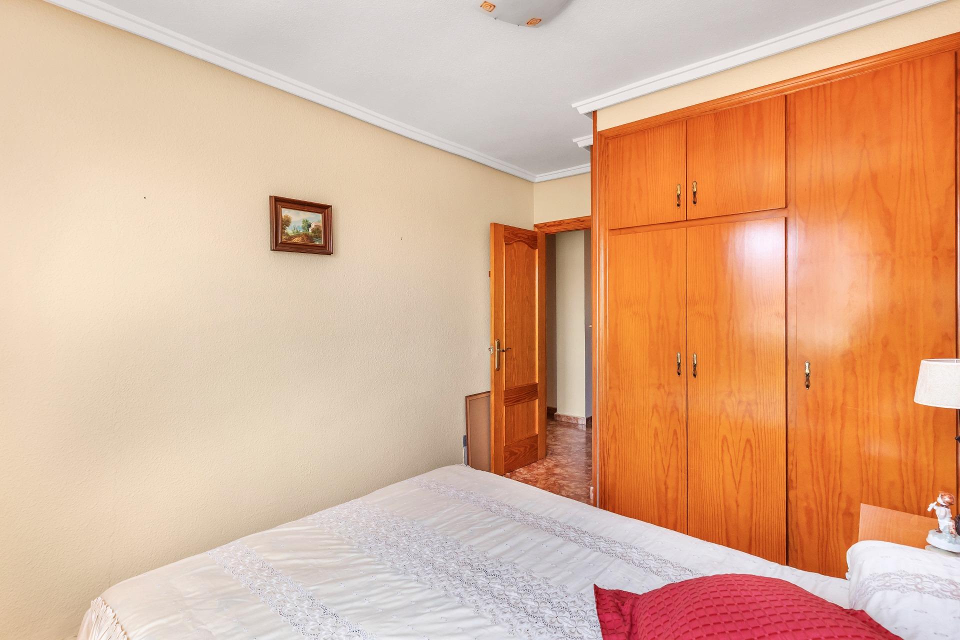 AMPLIO PISO DE 3 DORMITORIOS CON TERRAZA Y GARAJE – A 250 M DE PLAYA DEL CURA, TORREVIEJA