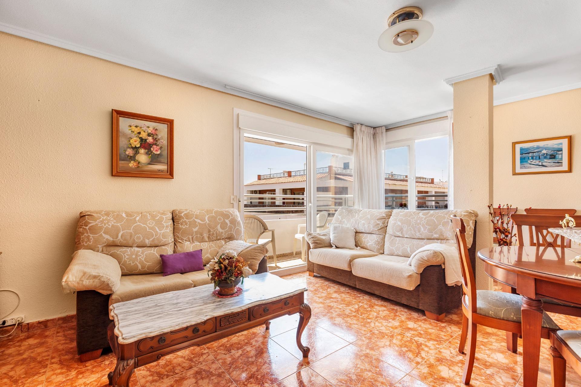 AMPLIO PISO DE 3 DORMITORIOS CON TERRAZA Y GARAJE – A 250 M DE PLAYA DEL CURA, TORREVIEJA