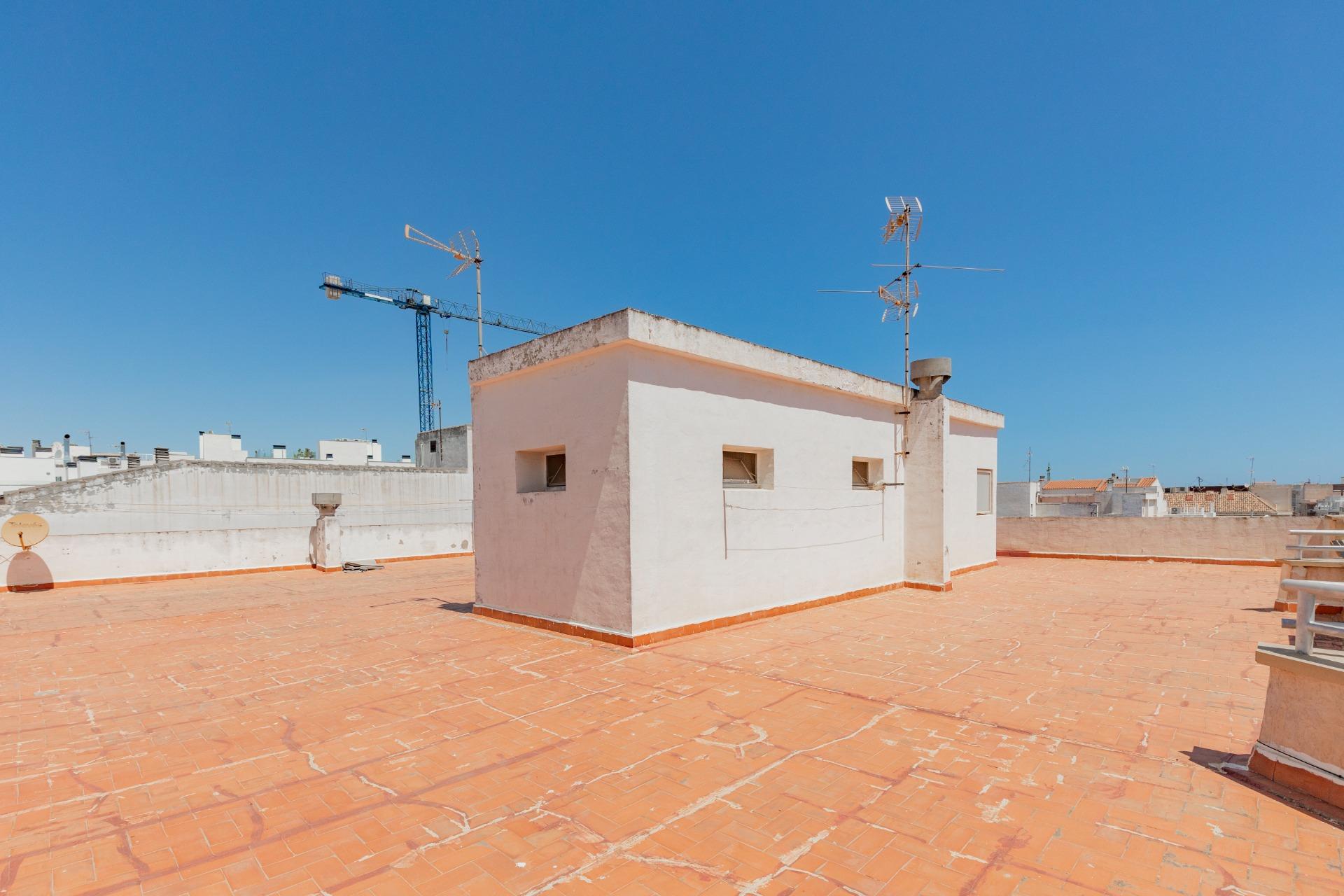 AMPLIO PISO DE 3 DORMITORIOS CON TERRAZA Y GARAJE – A 250 M DE PLAYA DEL CURA, TORREVIEJA