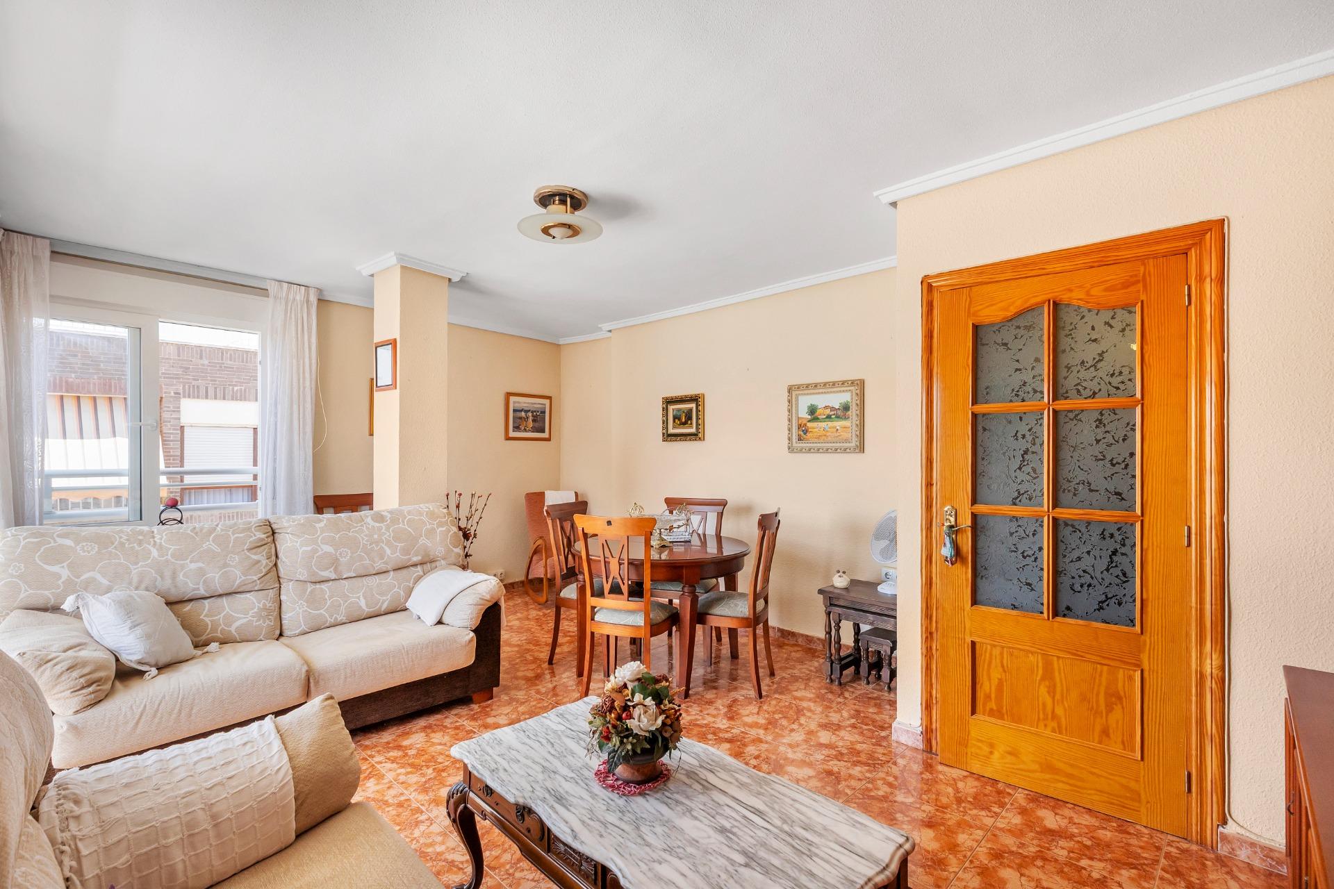 AMPLIO PISO DE 3 DORMITORIOS CON TERRAZA Y GARAJE – A 250 M DE PLAYA DEL CURA, TORREVIEJA