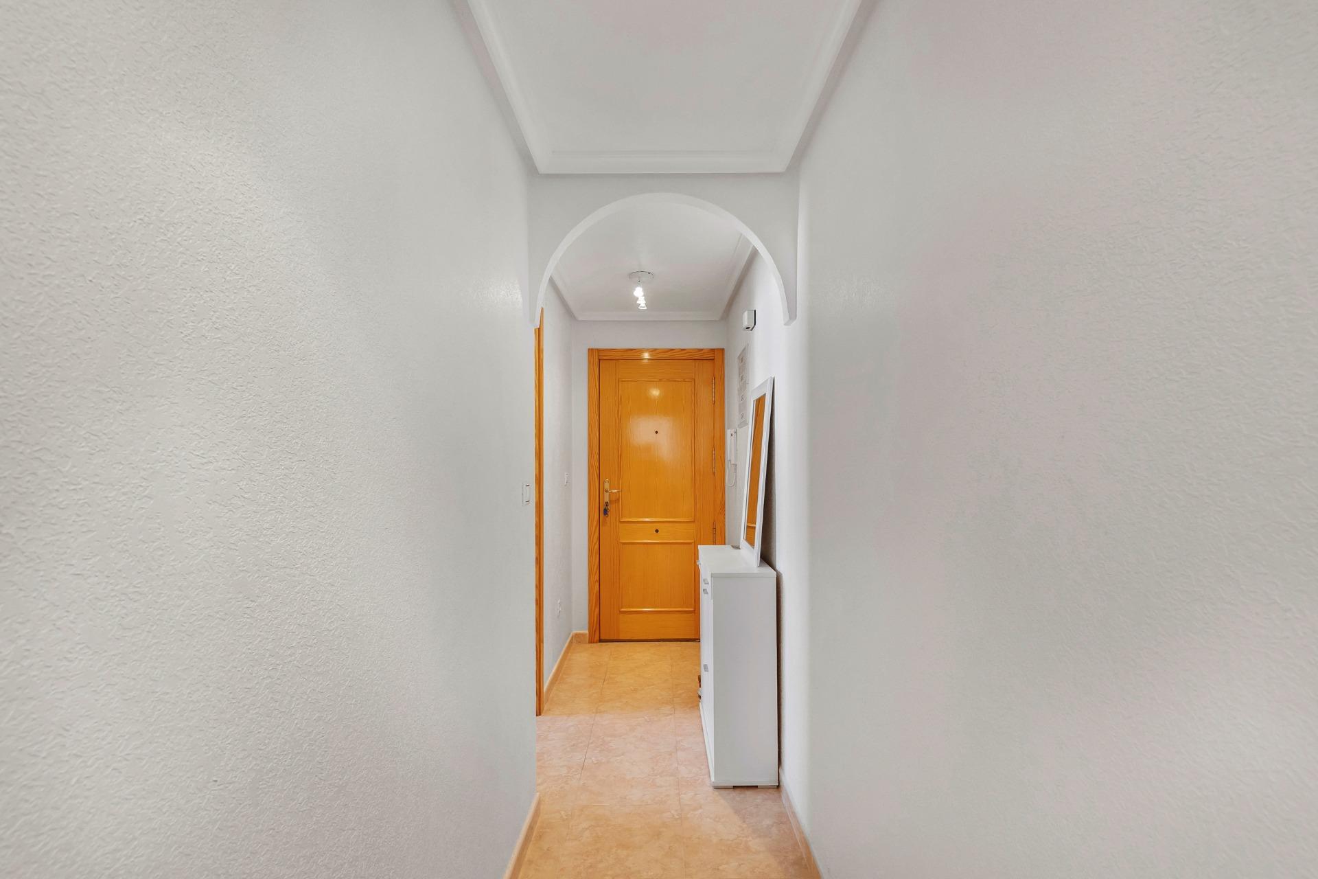 APARTMÁN SE 2 LOŽNICEMI, GARÁŽÍ A KOMUNITNÍM BAZÉNEM – NUEVA TORREVIEJA