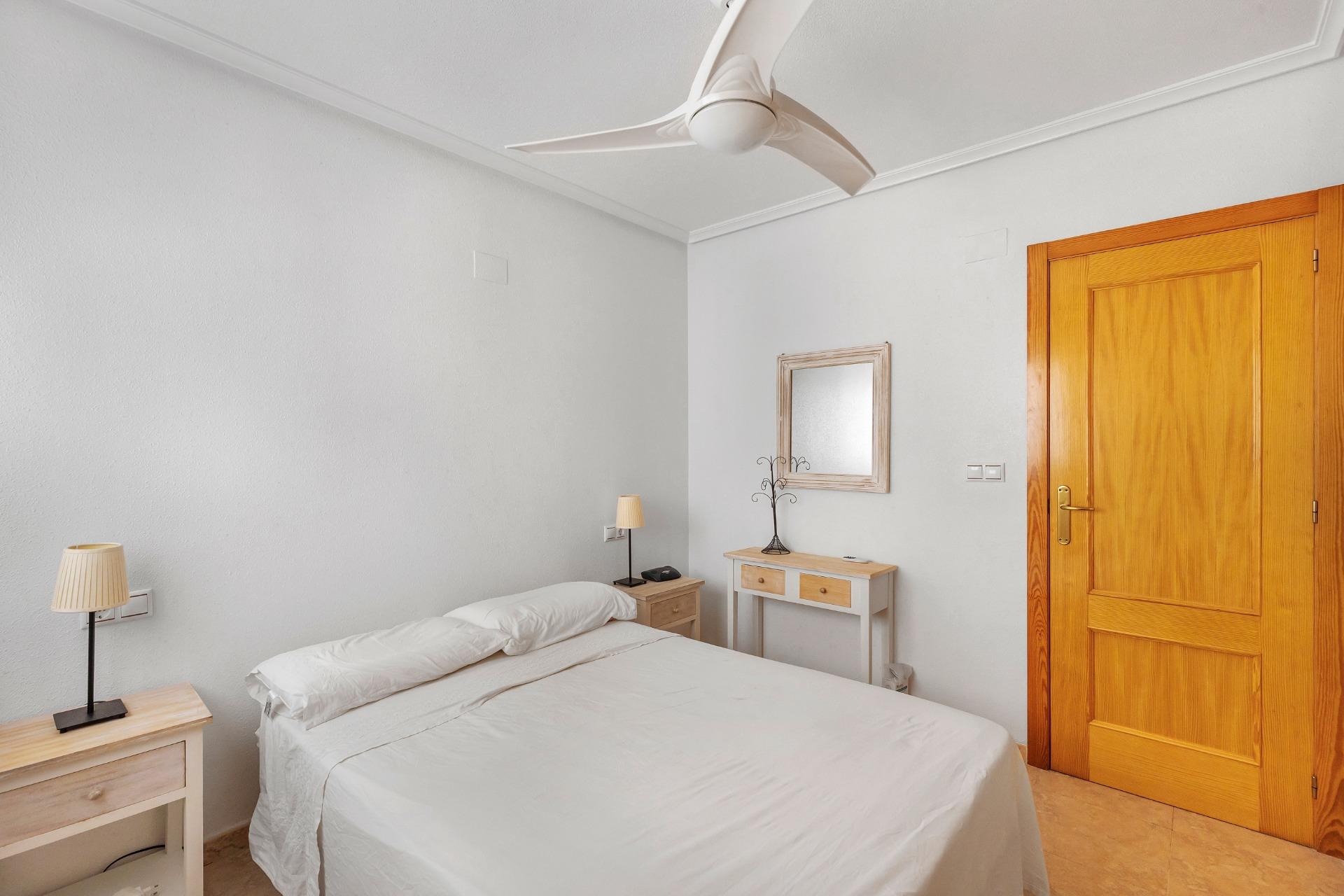 APARTMÁN SE 2 LOŽNICEMI, GARÁŽÍ A KOMUNITNÍM BAZÉNEM – NUEVA TORREVIEJA