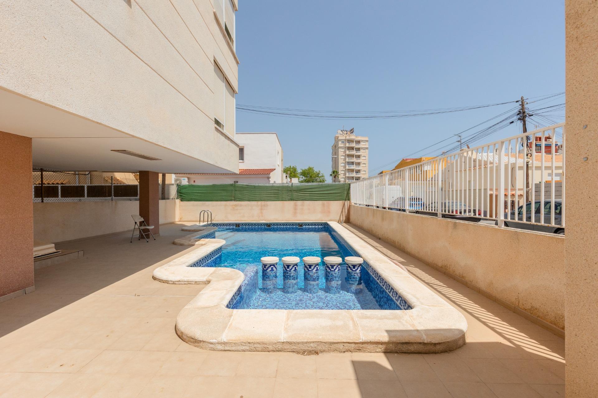 APARTMÁN SE 2 LOŽNICEMI, GARÁŽÍ A KOMUNITNÍM BAZÉNEM – NUEVA TORREVIEJA