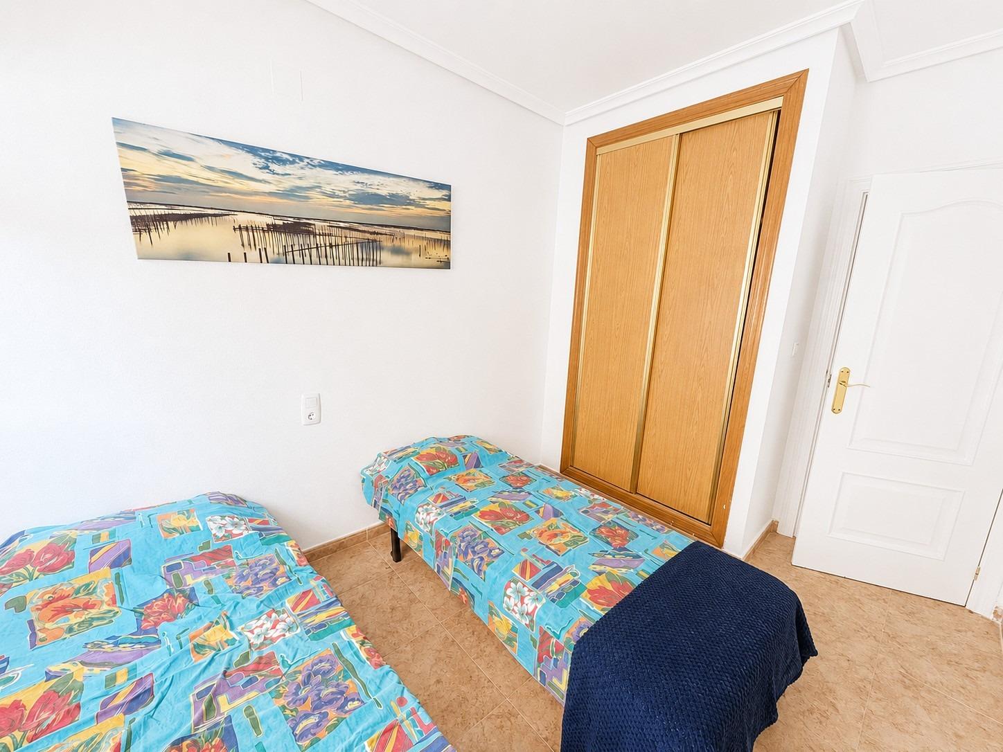 PŘÍZEMNÍ APARTMÁN SE 2 LOŽNICEMI A VLASTNÍM VSTUPEM – 500 M OD PLAYA DEL CURA, TORREVIEJA