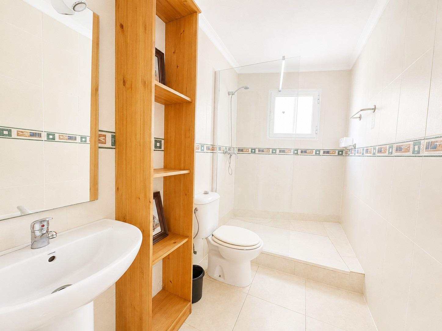 PŘÍZEMNÍ APARTMÁN SE 2 LOŽNICEMI A VLASTNÍM VSTUPEM – 500 M OD PLAYA DEL CURA, TORREVIEJA