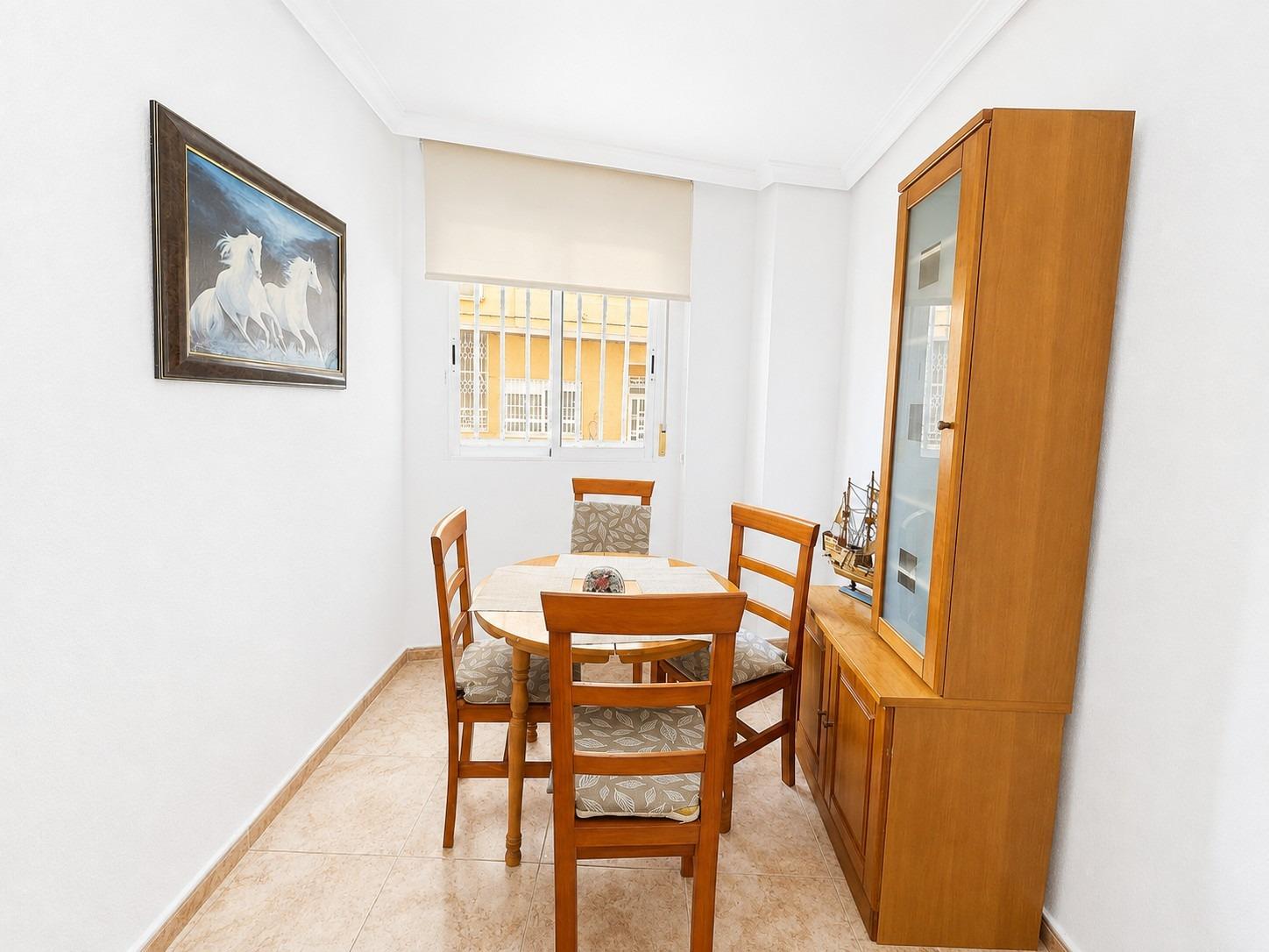PŘÍZEMNÍ APARTMÁN SE 2 LOŽNICEMI A VLASTNÍM VSTUPEM – 500 M OD PLAYA DEL CURA, TORREVIEJA