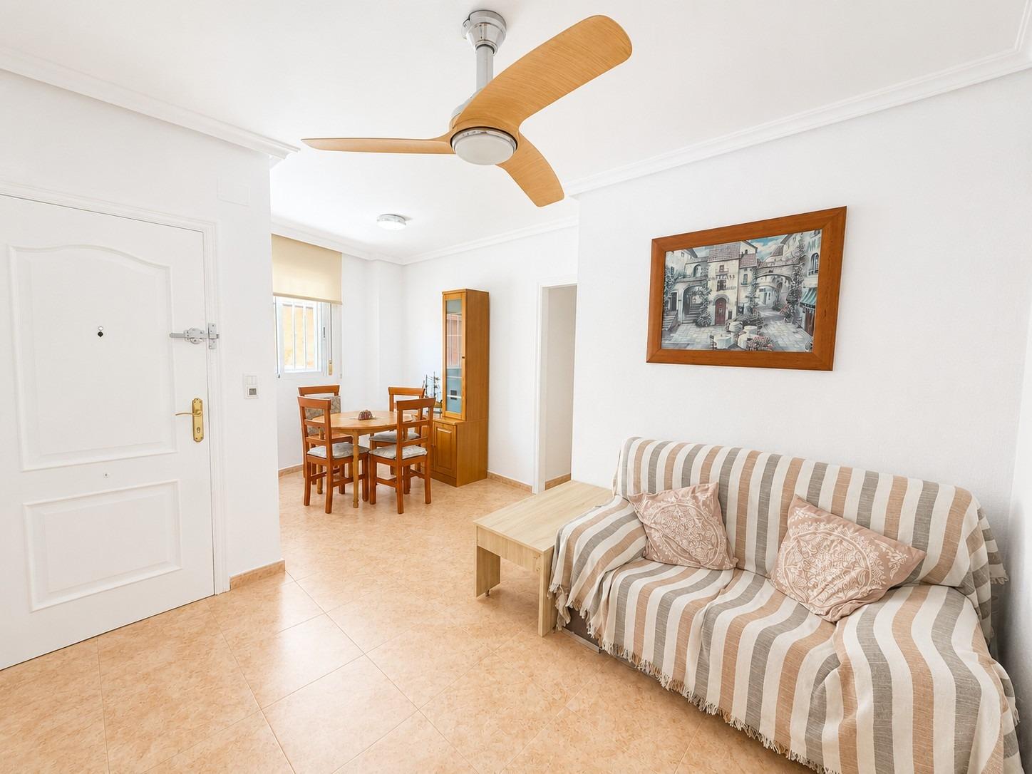 PŘÍZEMNÍ APARTMÁN SE 2 LOŽNICEMI A VLASTNÍM VSTUPEM – 500 M OD PLAYA DEL CURA, TORREVIEJA
