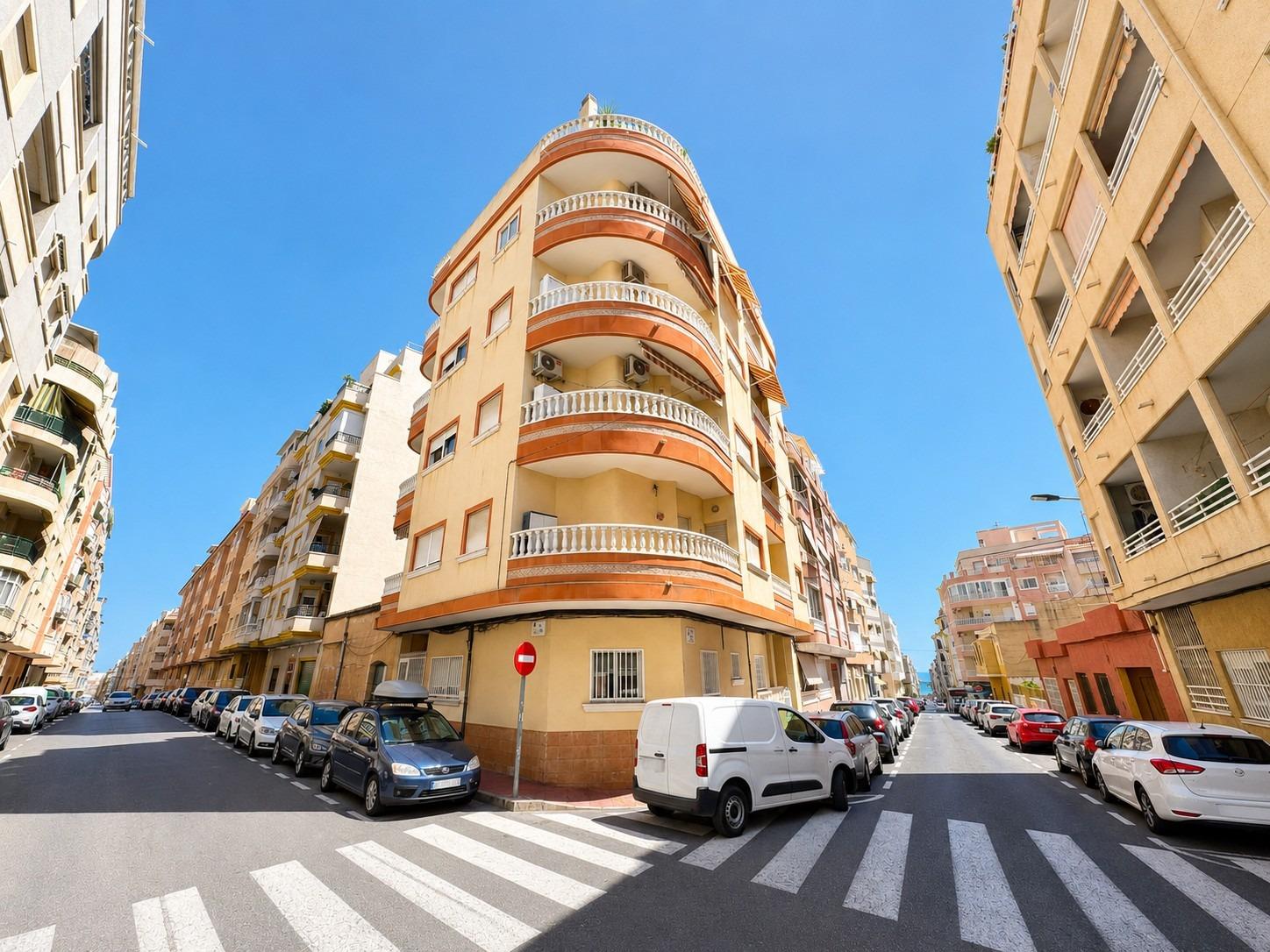 PŘÍZEMNÍ APARTMÁN SE 2 LOŽNICEMI A VLASTNÍM VSTUPEM – 500 M OD PLAYA DEL CURA, TORREVIEJA